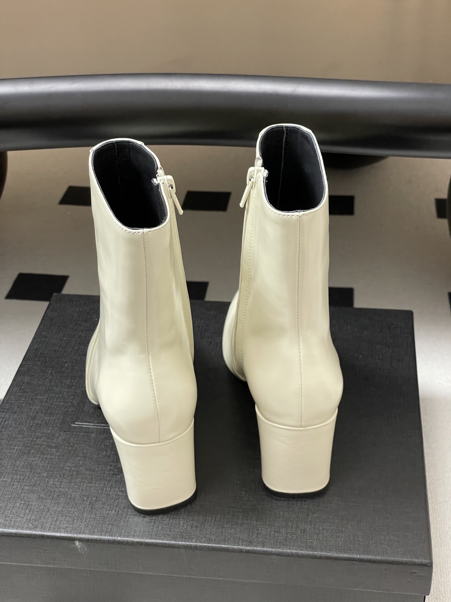 顶级品质 Saint Laurent fw25 new arrival~ YSL圣罗兰秋冬新款侧拉链高跟及踝靴粗跟短靴 顶级品质 Saint Laurent fw25 new arrival~ YSL圣罗兰秋冬新款侧拉链高跟及踝靴粗跟短靴