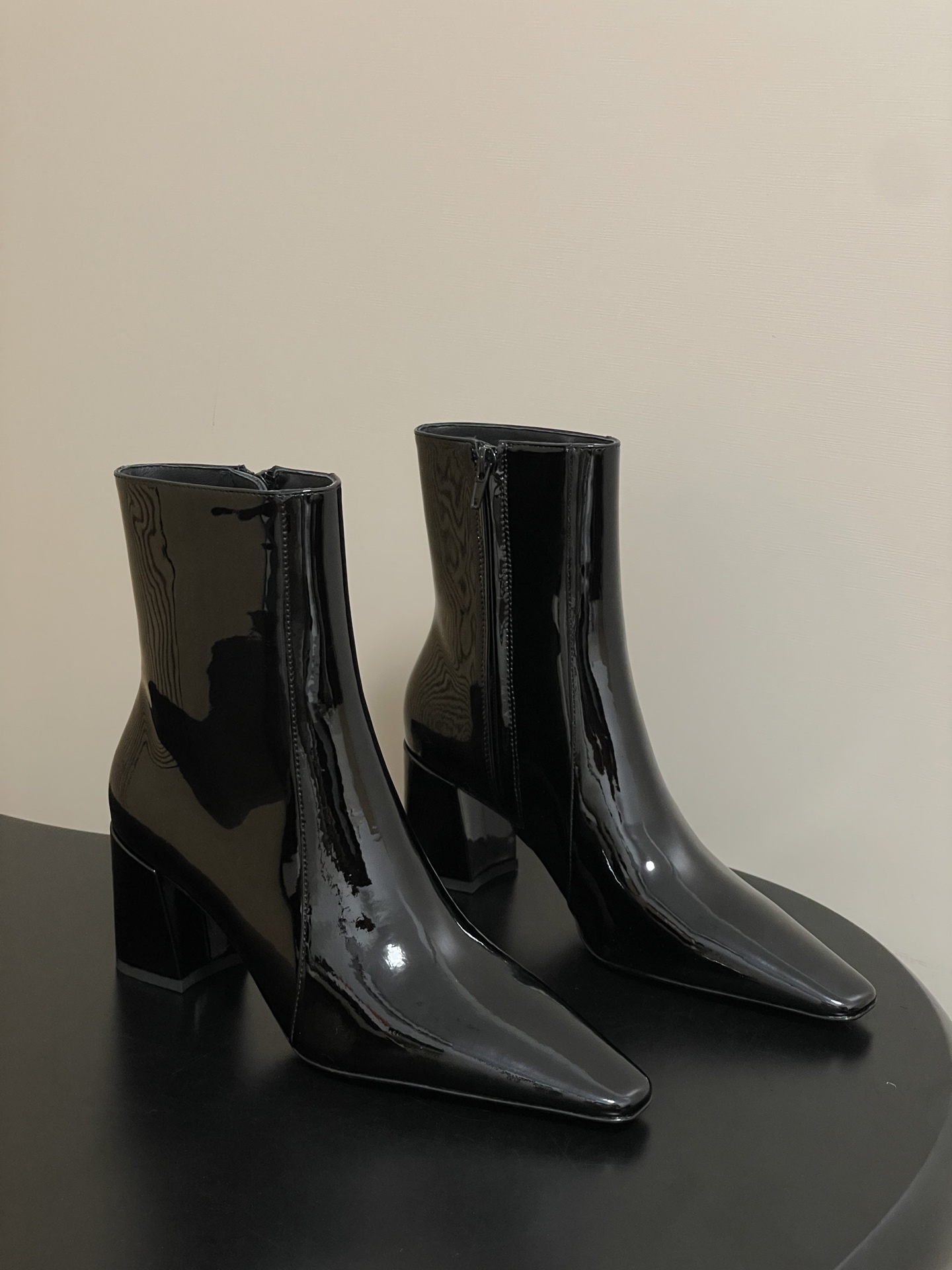 NO:593501,-Top quality Saint Laurent fw25 new arrival~ YSL Saint Laurent 2025 new autumn and winter side zipper high-heeled ankle boots thick-heeled short boots Ankle boots with square pointed toe and tapered thick heel, decorated with LE CASSANDRE on the inside, and side zipper closure design.  The whole shoe is very simple and elegant~ The small square toe is more refined and fashionable. You can see that the side of our boots is designed with a curvature based on the shape of the human leg~ The upper foot is very delicate and unobtrusive~ It lengthens the leg~ Suitable for various occasions~ A must-have item for autumn and winter!  Upper cowhide, inner padding sheepskin, sole Italian grade A genuine leather outsole, heel height 7.5cm, size 35-39 (40.41 custom made, non-refundable), boots, saint laurent, saint laurent, saint laurent, boots, cowhide, sheepskin, Leather soles19860909-顶级品质 Saint Laurent fw25 new arrival～ YSL圣罗兰2025秋冬新款侧拉链高跟及踝靴粗跟短靴 及踝靴,搭配方形尖鞋头和锥形粗跟,内侧饰以LE CASSANDRE,侧面拉链开合设计. 整个鞋非常的简约大气～小方头更加的精致时髦可以看到我们靴子侧面是按照人体腿型设计出来的弧度～上脚非常秀气好看不挑人～拉长腿型～适合各种场合搭配～秋冬穿搭必备单品！ 鞋面牛皮 内里垫脚羊皮 鞋底意大利A级真皮大底 跟高7.5cm 码数35-39（40.41定做不退换）,靴子,saint laurent,saint laurent,saint laurent,boots,cowhide,sheepskin,Leather soles,Women's Shoes