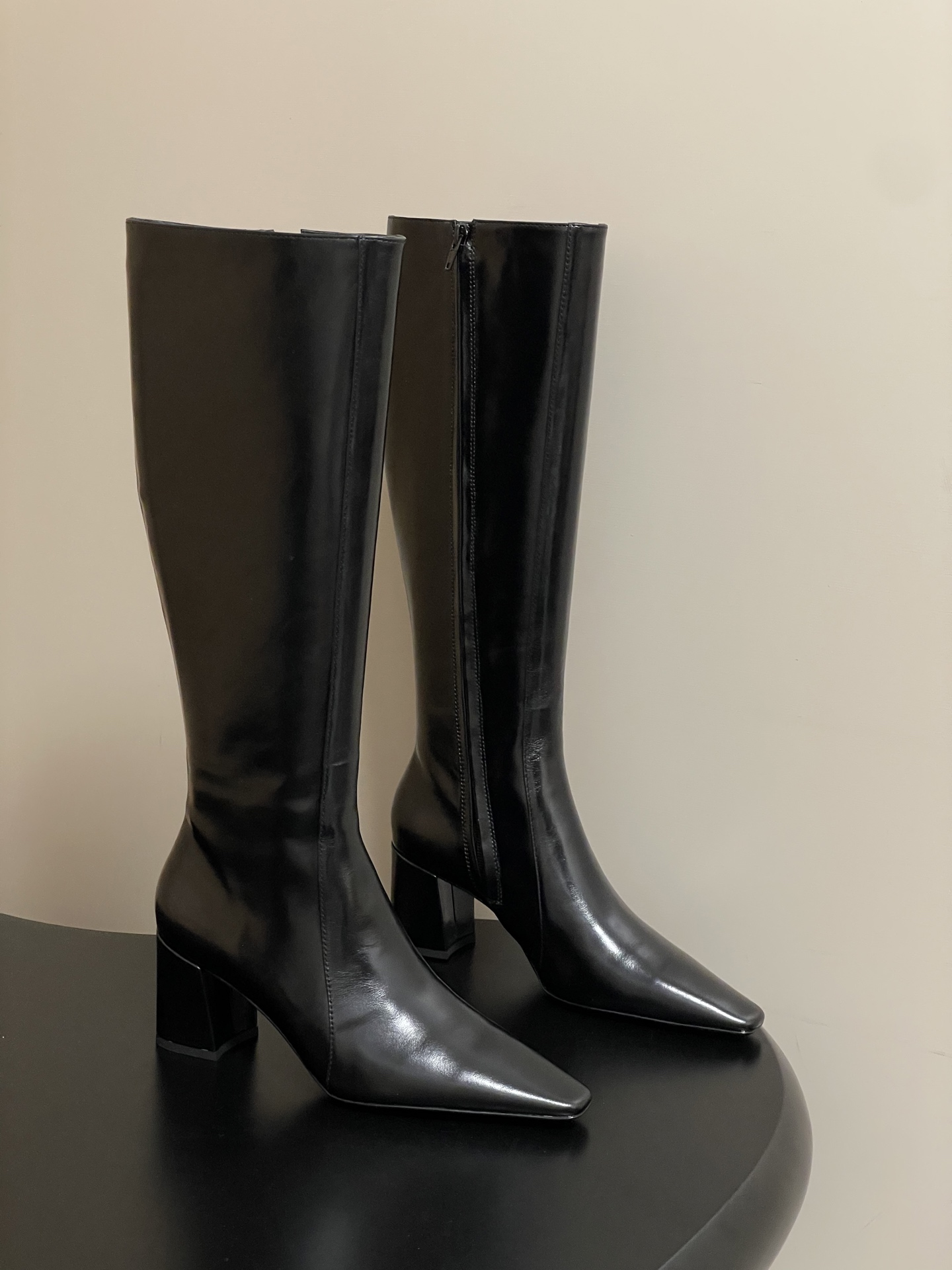 NO:593504,-Top quality Saint Laurent fw25 new arrival~ YSL Saint Laurent 2025 new autumn and winter side-pull high-heeled boots with thick heels and glossy high boots. The whole shoe is very simple and elegant~ The small square toe is more refined and fashionable. You can see that the side of our boots is designed according to the curvature of the human leg shape~ The upper foot is very delicate and good-looking~ Elongates the leg shape~ Suitable for various occasions~ A must-have item for autumn and winter wear!  Upper cowhide, inner padding sheepskin, sole Italian grade A genuine leather outsole, heel height 7.5cm, size 35-39 (40.41 custom made, non-refundable), boots, saint laurent, saint laurent, saint laurent, boots, cowhide, sheepskin, Leather soles19860909-顶级品质 Saint Laurent fw25 new arrival～ YSL圣罗兰2025秋冬新款侧拉高跟长靴粗跟亮面高靴 整个鞋非常的简约大气～小方头更加的精致时髦可以看到我们靴子侧面是按照人体腿型设计出来的弧度～上脚非常秀气好看不挑人～拉长腿型～适合各种场合搭配～秋冬穿搭必备单品！ 鞋面牛皮 内里垫脚羊皮 鞋底意大利A级真皮大底 跟高7.5cm 码数35-39（40.41定做不退换）,靴子,saint laurent,saint laurent,saint laurent,boots,cowhide,sheepskin,Leather soles,Women's Shoes