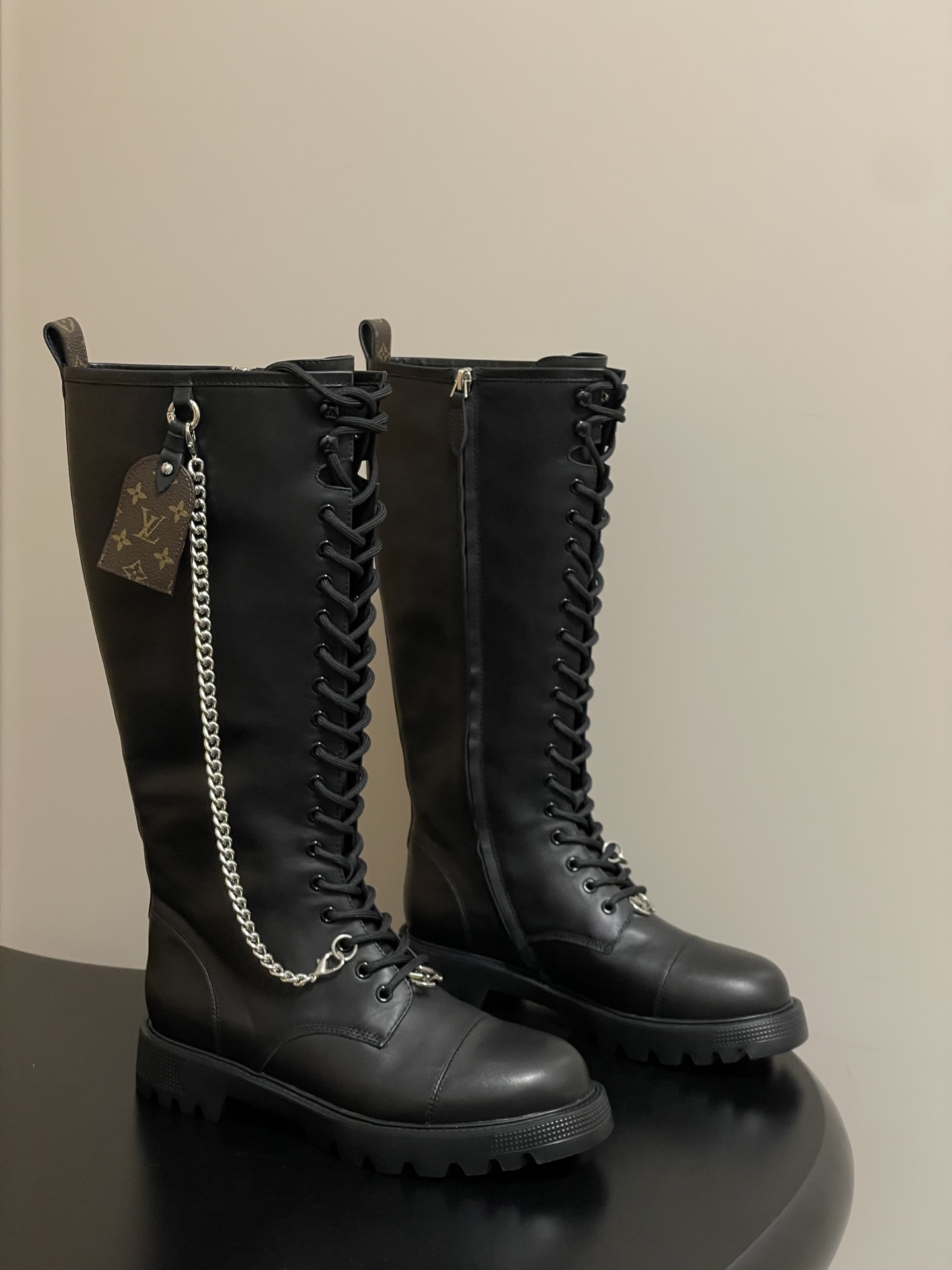 NO:578548,- 25Fw new autumn and winter Louis vuitton LV DISTRICT RANGER boots, chain presbyopic pendant knight boots, lace-up thick-soled side zipper boots, these District Ranger boots carry military inspiration and Louis Vuitton's travel heritage. The soft cow leather upper is embellished with metal chains and luggage tag-shaped pendants made of Monogram canvas. The EVA outsole has detailed ridges, thick yet light. Upper cowhide leather / presbyopic leather  Sheepskin lining, molded combined rubber outsole, size 35-39 (40.41 custom made, non-refundable), boots, louis vuitton, louis vuitton, louis vuitton, boots, cowhide, sheepskin19860909- 25Fw秋冬新款Louis vuitton LV DISTRICT RANGER 长靴 链条老花吊坠骑士靴系带厚底侧拉链长筒靴 本款District Ranger长筒靴承载军旅灵感和路易威登的旅行传承,为舒软牛皮革鞋面点缀金属链条和Monogram帆布制成的行李牌形状挂饰.EVA 外底拥有细致凸纹,厚实而不失轻盈. 鞋面牛皮/老花皮 内里垫脚羊皮 鞋底开模组合橡胶大底 码数35-39（40.41定做不退换）,靴子,louis vuitton,louis vuitton,louis vuitton,boots,cowhide,sheepskin,Women's Shoes