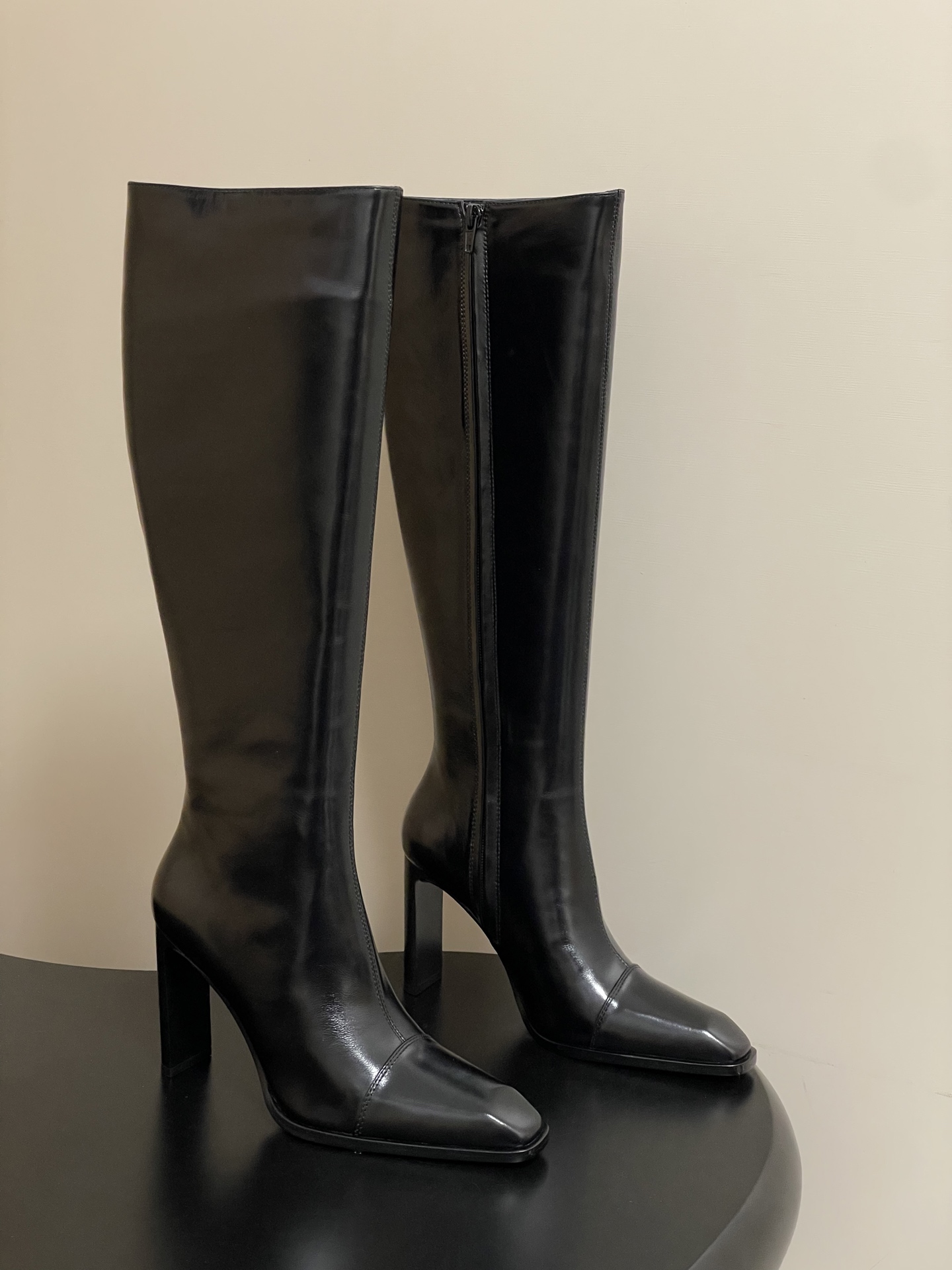 NO:593507,-Top quality Saint Laurent fw25 new arrival~ YSL Saint Laurent 2025 new autumn and winter side-pull high-heeled boots with thick heels and glossy high boots. The whole shoe is very simple and elegant~ The small square toe is more refined and fashionable. You can see that the side of our boots is designed according to the curvature of the human leg shape~ The upper foot is very delicate and good-looking~ Elongates the leg shape~ Suitable for various occasions~ A must-have item for autumn and winter wear!  Oil waxed leather upper, sheepskin lining, Italian grade A genuine leather outsole, heel height 10cm, size 35-39 (40.41 custom made, non-returnable), boots, saint laurent, saint laurent, saint laurent, boots, sheepskin, Leather soles19860909-顶级品质 Saint Laurent fw25 new arrival～ YSL圣罗兰2025秋冬新款侧拉高跟长靴粗跟亮面高靴 整个鞋非常的简约大气～小方头更加的精致时髦可以看到我们靴子侧面是按照人体腿型设计出来的弧度～上脚非常秀气好看不挑人～拉长腿型～适合各种场合搭配～秋冬穿搭必备单品！ 鞋面油蜡皮 内里垫脚羊皮 鞋底意大利A级真皮大底 跟高10cm 码数35-39（40.41定做不退换）,靴子,saint laurent,saint laurent,saint laurent,boots,sheepskin,Leather soles,Women's Shoes