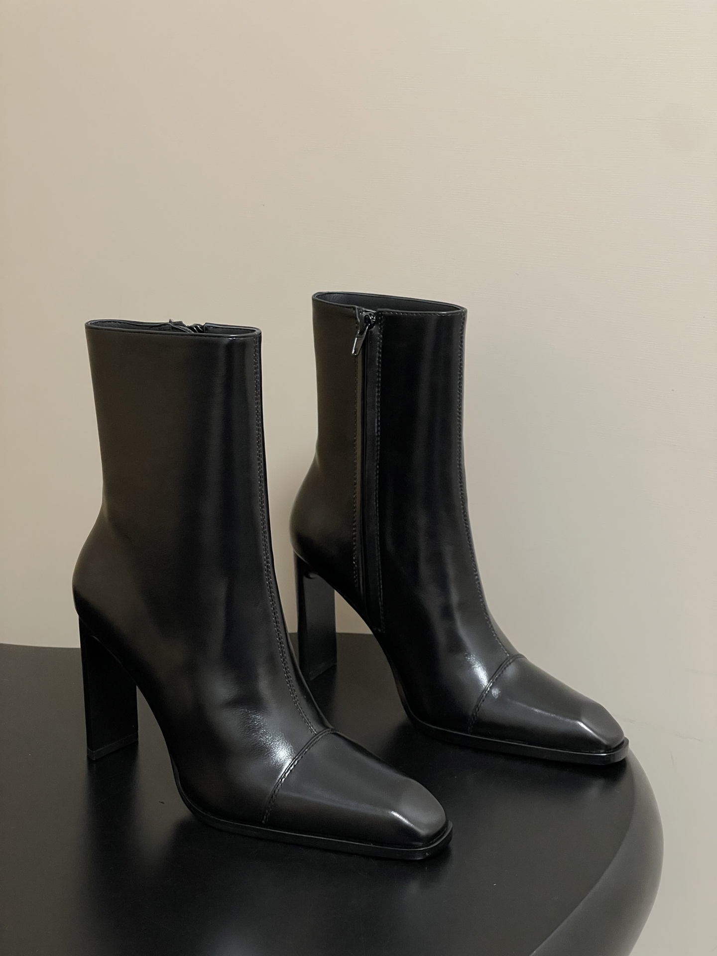 NO:593510,-Top quality Saint Laurent fw25 new arrival~ YSL Saint Laurent 2025 new autumn and winter side pull high-heeled ankle boots thick heel glossy short boots. The whole shoe is very simple and elegant~ The small square toe is more refined and fashionable. You can see that the side of our boots is designed according to the curvature of the human leg shape~ The upper foot is very delicate and good-looking~ Elongates the leg shape~ Suitable for various occasions~ A must-have item for autumn and winter wear!  Oil waxed leather upper, sheepskin lining, Italian grade A genuine leather outsole, heel height 10cm, size 35-39 (40.41 custom made, non-returnable), boots, saint laurent, saint laurent, saint laurent, boots, sheepskin, Leather soles19860909-顶级品质 Saint Laurent fw25 new arrival～ YSL圣罗兰2025秋冬新款侧拉高跟及踝靴粗跟亮面短靴 整个鞋非常的简约大气～小方头更加的精致时髦可以看到我们靴子侧面是按照人体腿型设计出来的弧度～上脚非常秀气好看不挑人～拉长腿型～适合各种场合搭配～秋冬穿搭必备单品！ 鞋面油蜡皮 内里垫脚羊皮 鞋底意大利A级真皮大底 跟高10cm 码数35-39（40.41定做不退换）,靴子,saint laurent,saint laurent,saint laurent,boots,sheepskin,Leather soles,Women's Shoes