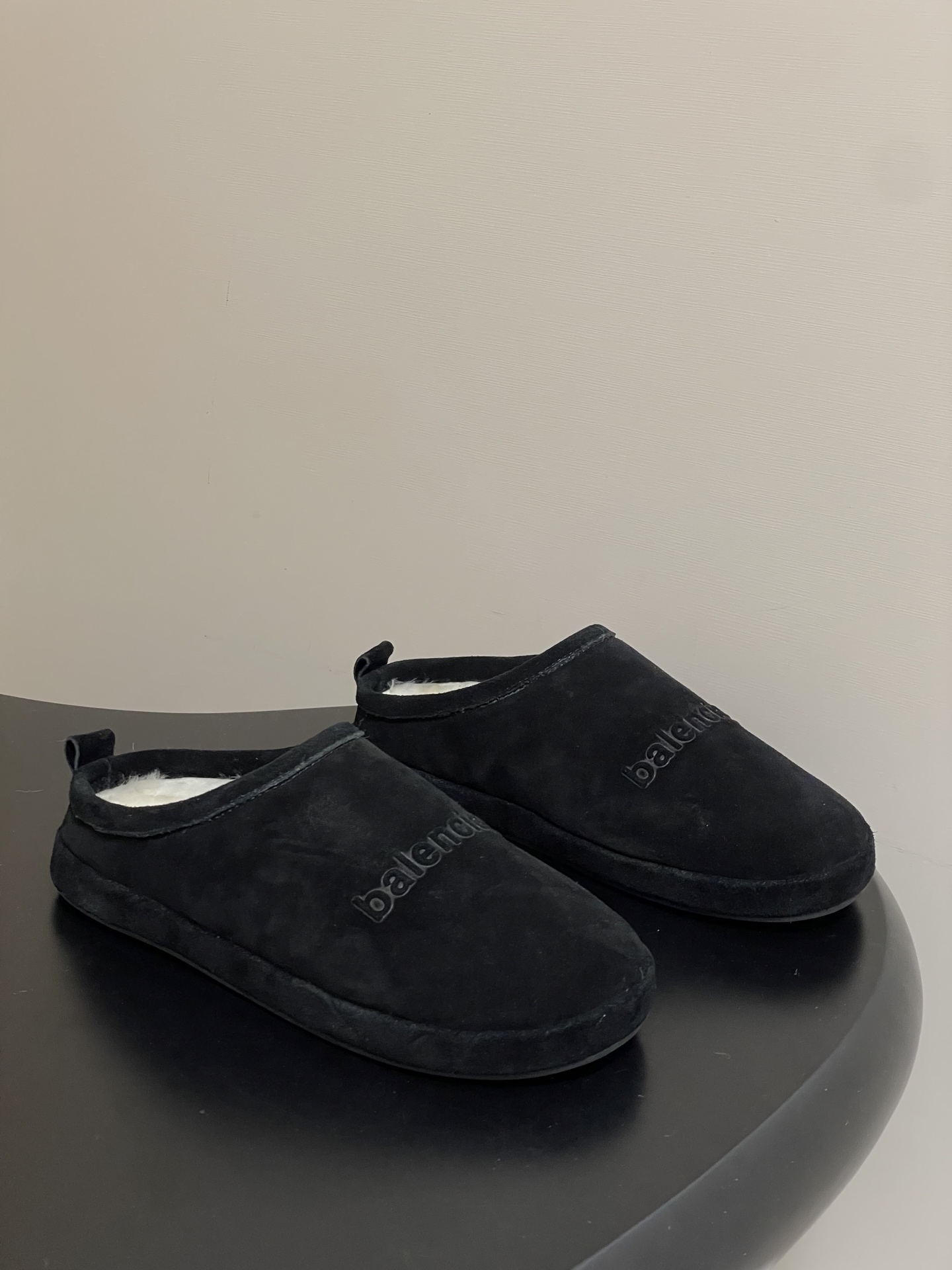 NO:578580,- Balenciaga Balenciaga 25Fw new autumn and winter ALASKA SOFT thin-soled wool Mule half slippers lazy one-foot Birkenstock fur shoes  The upper is made of suede-like fabric, which is soft and delicate to the touch; the inside of the shoe is filled with velvet lining, which has strong warmth retention and is suitable for autumn and winter. The shoe body is printed with the brand's embossed logo, which is simple, low-key and recognizable; the shoe shape is a toe-toe mule slip-on style, which combines a sense of leisure and style. The small pull-tab design on the heel also adds practicality and details.  Pair it with a loose sweatshirt/sweater + leggings/straight jeans to create a lazy and casual daily look; wearing these slippers is both comfortable and can enhance the overall texture, suitable for home, shopping or checking in at a cafe. The upper is cow nubuck leather, the inner lining is wool, and the sole is molded rubber outsole.  Size 35-39 (40.41 custom-made, non-refundable), half-shoes, balenciaga, balenciaga, slippers, hoodie, sweatshirts, jeans, sweaters, chamois leather19860909- Balenciaga巴黎世家25Fw秋冬新款ALASKA SOFT薄底羊毛穆勒半拖鞋懒人一脚蹬勃肯毛毛鞋 鞋面采用麂皮质感面料,触感柔软细腻；鞋内填充加绒内衬,保暖性强,适合秋冬季节穿着.鞋身印有品牌压纹Logo,简约低调又具辨识度；鞋型为包头穆勒拖款式,兼顾休闲感与造型感,后跟的小拉环设计也增添了实用性与细节亮点. 搭配宽松卫衣/毛衣+束脚卫裤/直筒牛仔裤,打造慵懒随性的日常造型；脚踩这双拖鞋,既舒适又能提升整体质感,适合居家、逛街或咖啡馆打卡等场景. 鞋面牛磨砂皮 内里垫脚羊毛 鞋底开模橡胶大底 码数35-39（40.41定做不退换）,半拖毛毛鞋,balenciaga,balenciaga,slippers,hoodie,sweatshirts,jeans,sweaters,chamois leather,Women's Shoes
