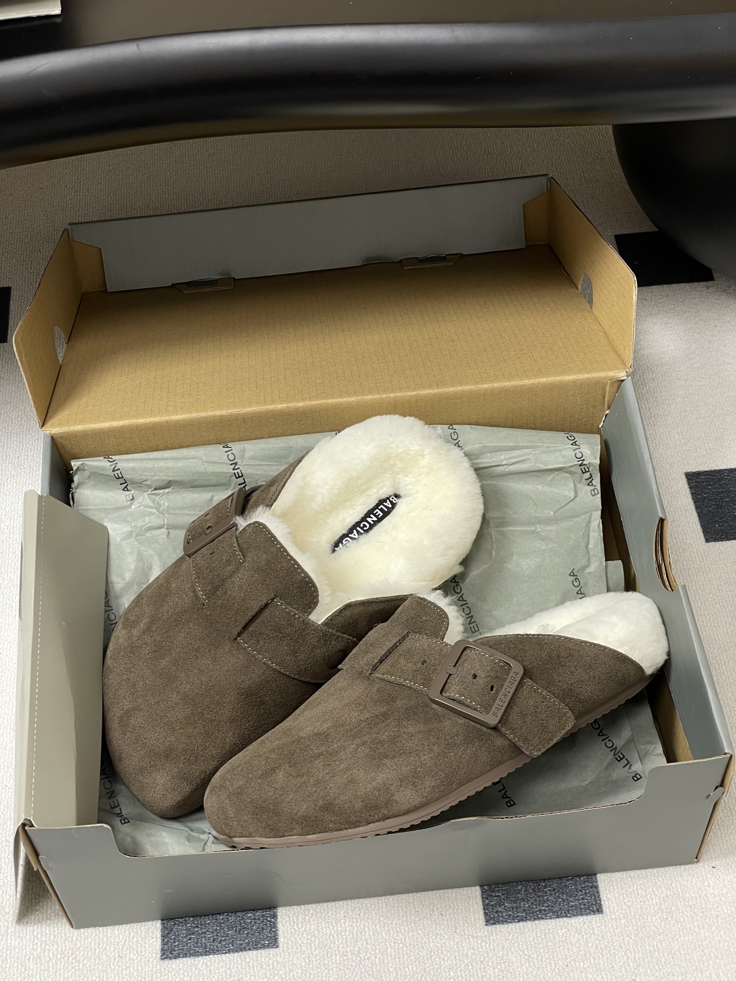 Balenciaga Balenciaga巴黎世家25Fw秋冬新款Sunday Suede Mule五指勃肯鞋薄底羊毛穆勒半拖鞋搭扣懒人一脚蹬勃肯毛毛鞋