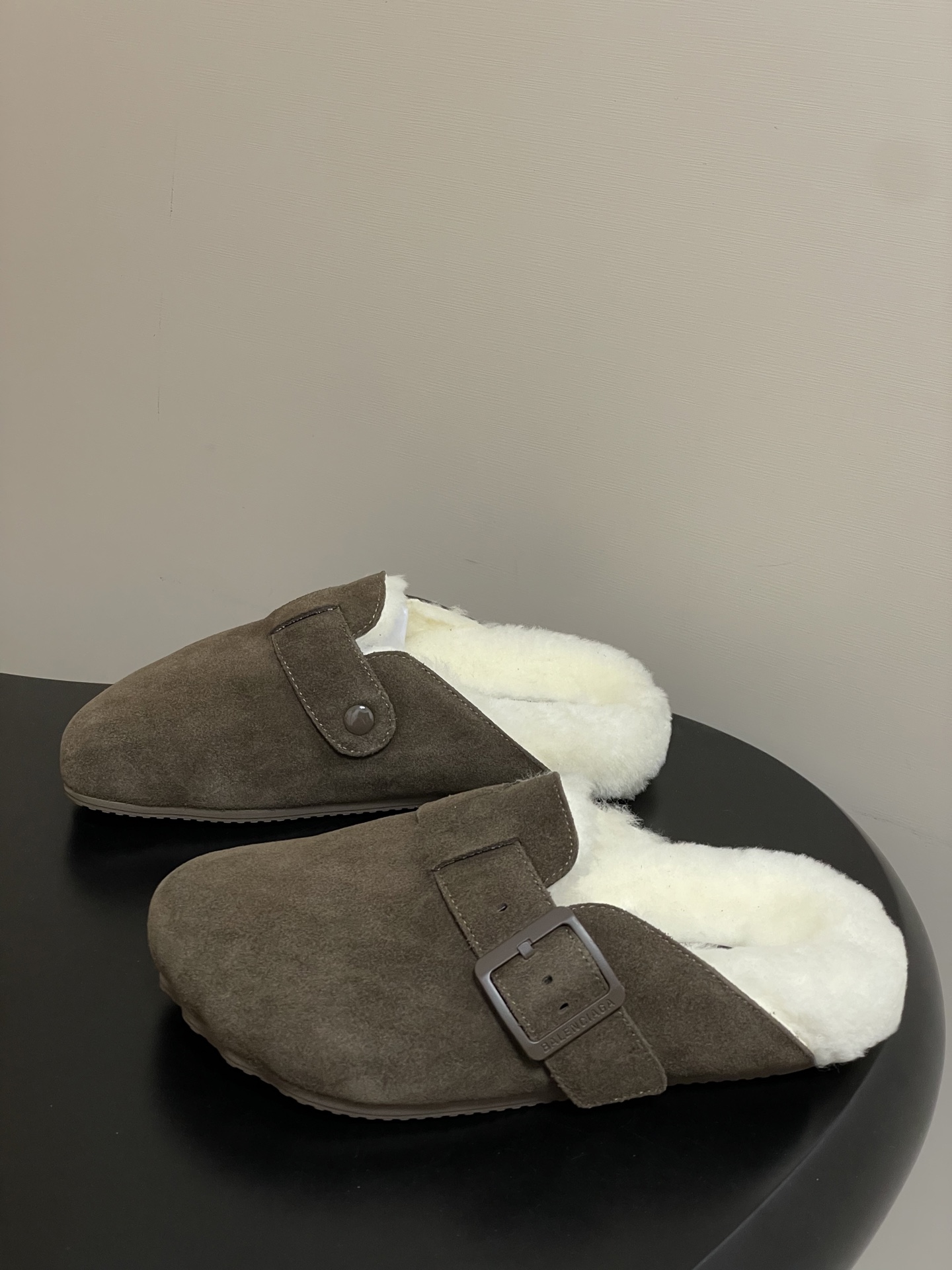 Balenciaga Balenciaga巴黎世家25Fw秋冬新款Sunday Suede Mule五指勃肯鞋薄底羊毛穆勒半拖鞋搭扣懒人一脚蹬勃肯毛毛鞋