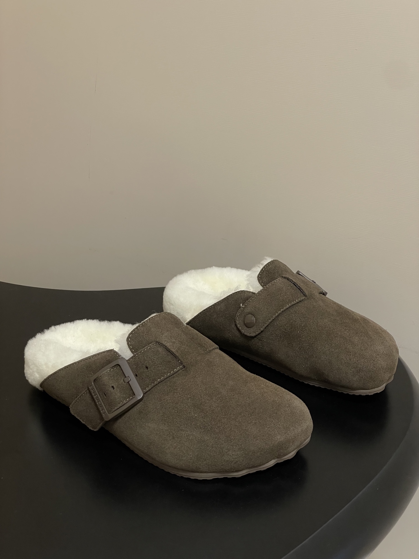 Balenciaga Balenciaga巴黎世家25Fw秋冬新款Sunday Suede Mule五指勃肯鞋薄底羊毛穆勒半拖鞋搭扣懒人一脚蹬勃肯毛毛鞋