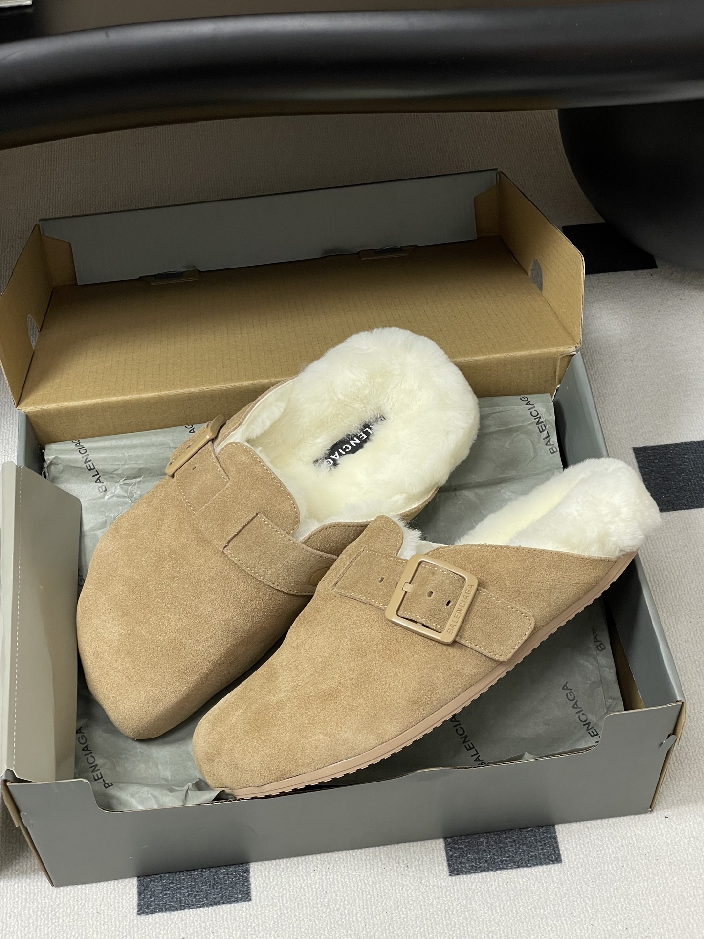 Balenciaga Balenciaga巴黎世家25Fw秋冬新款Sunday Suede Mule五指勃肯鞋薄底羊毛穆勒半拖鞋搭扣懒人一脚蹬勃肯毛毛鞋