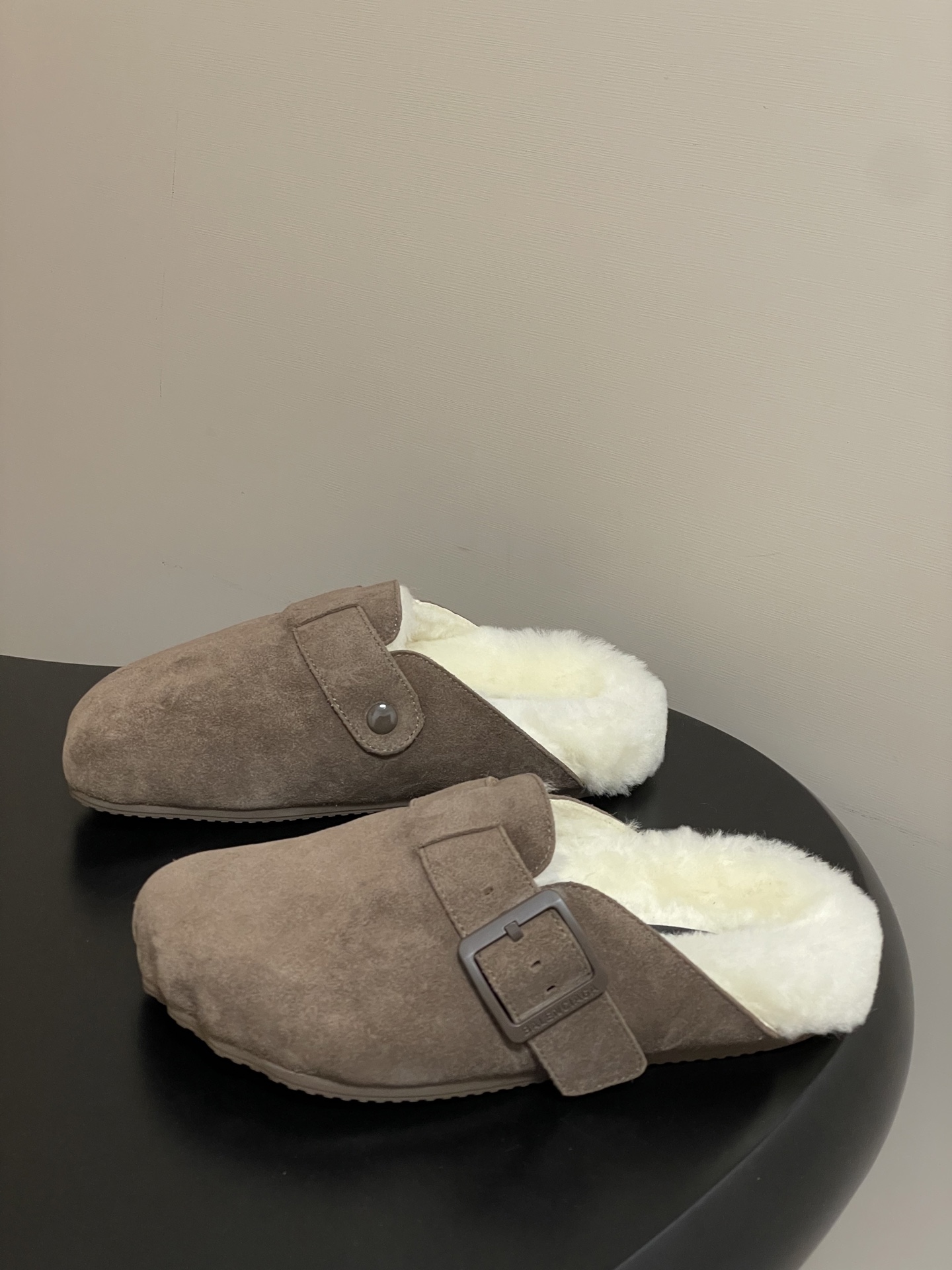 Balenciaga Balenciaga巴黎世家25Fw秋冬新款Sunday Suede Mule五指勃肯鞋薄底羊毛穆勒半拖鞋搭扣懒人一脚蹬勃肯毛毛鞋
