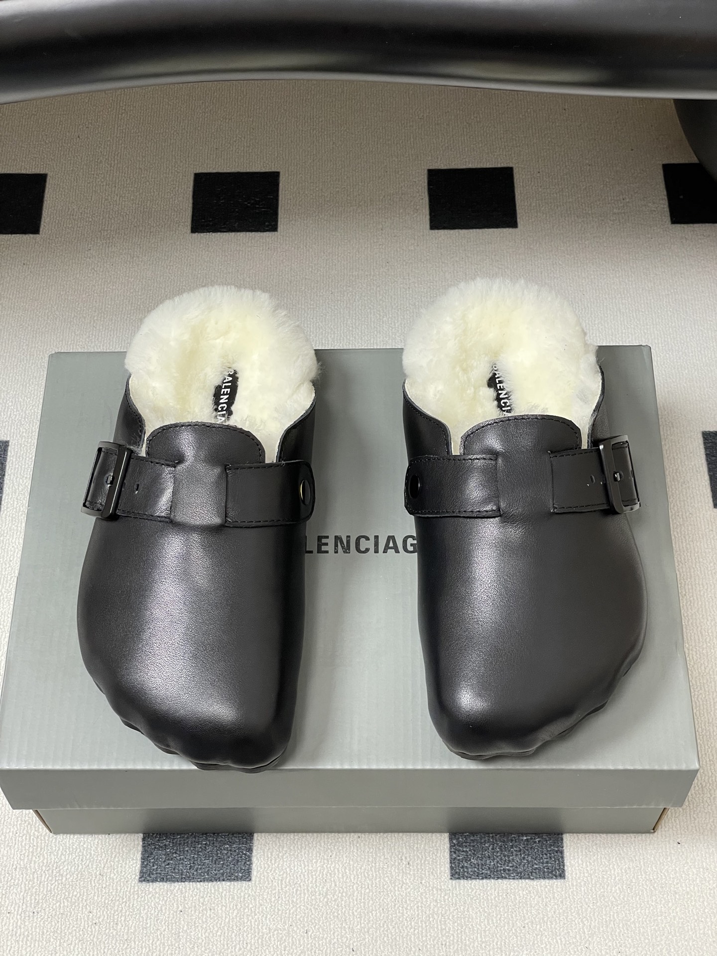 Balenciaga Balenciaga巴黎世家25Fw秋冬新款Sunday Suede Mule五指勃肯鞋薄底羊毛穆勒半拖鞋搭扣懒人一脚蹬勃肯毛毛鞋