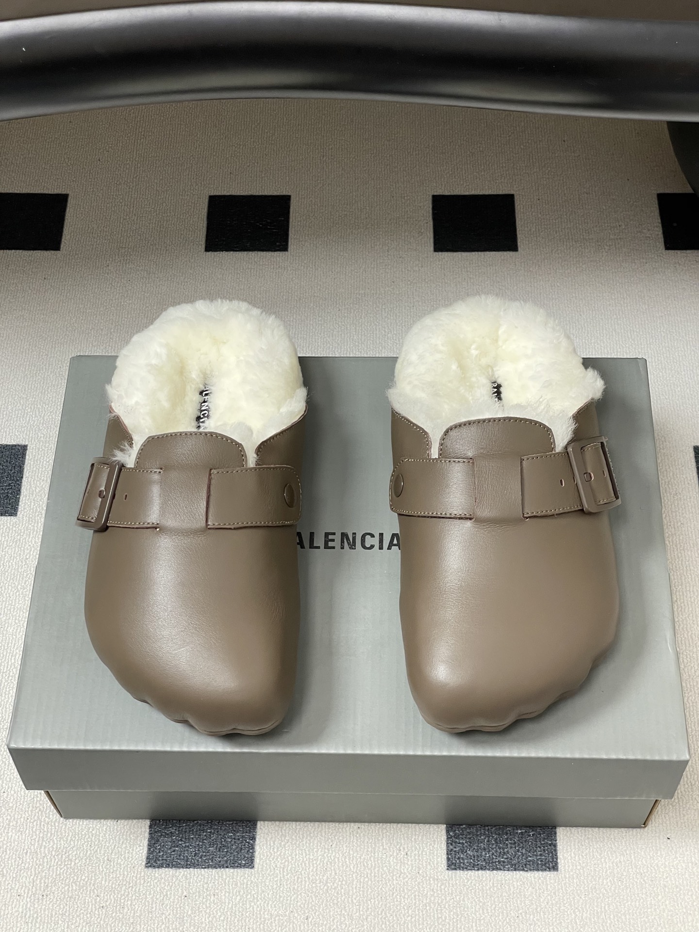 Balenciaga Balenciaga巴黎世家25Fw秋冬新款Sunday Suede Mule五指勃肯鞋薄底羊毛穆勒半拖鞋搭扣懒人一脚蹬勃肯毛毛鞋