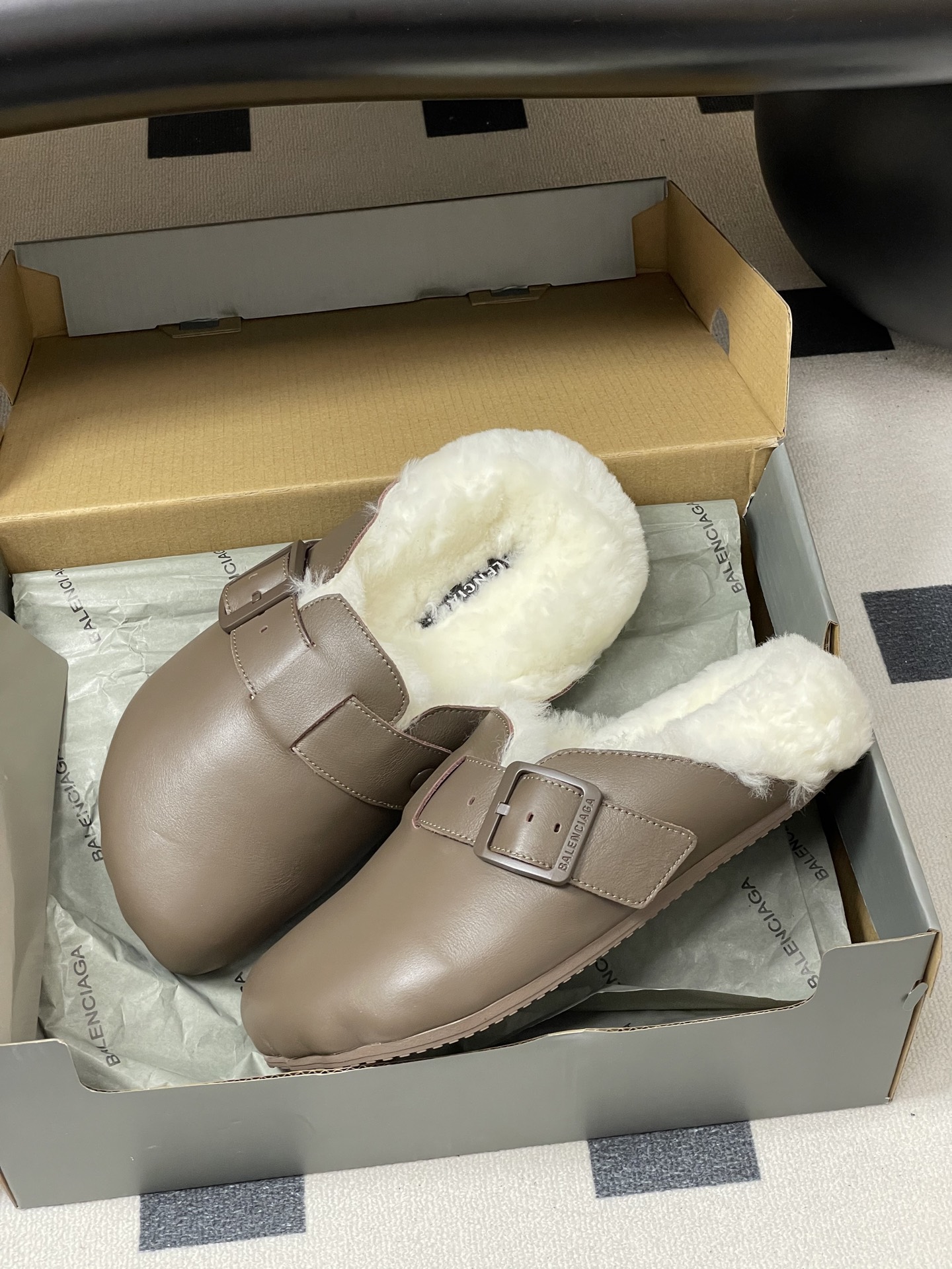 Balenciaga Balenciaga巴黎世家25Fw秋冬新款Sunday Suede Mule五指勃肯鞋薄底羊毛穆勒半拖鞋搭扣懒人一脚蹬勃肯毛毛鞋
