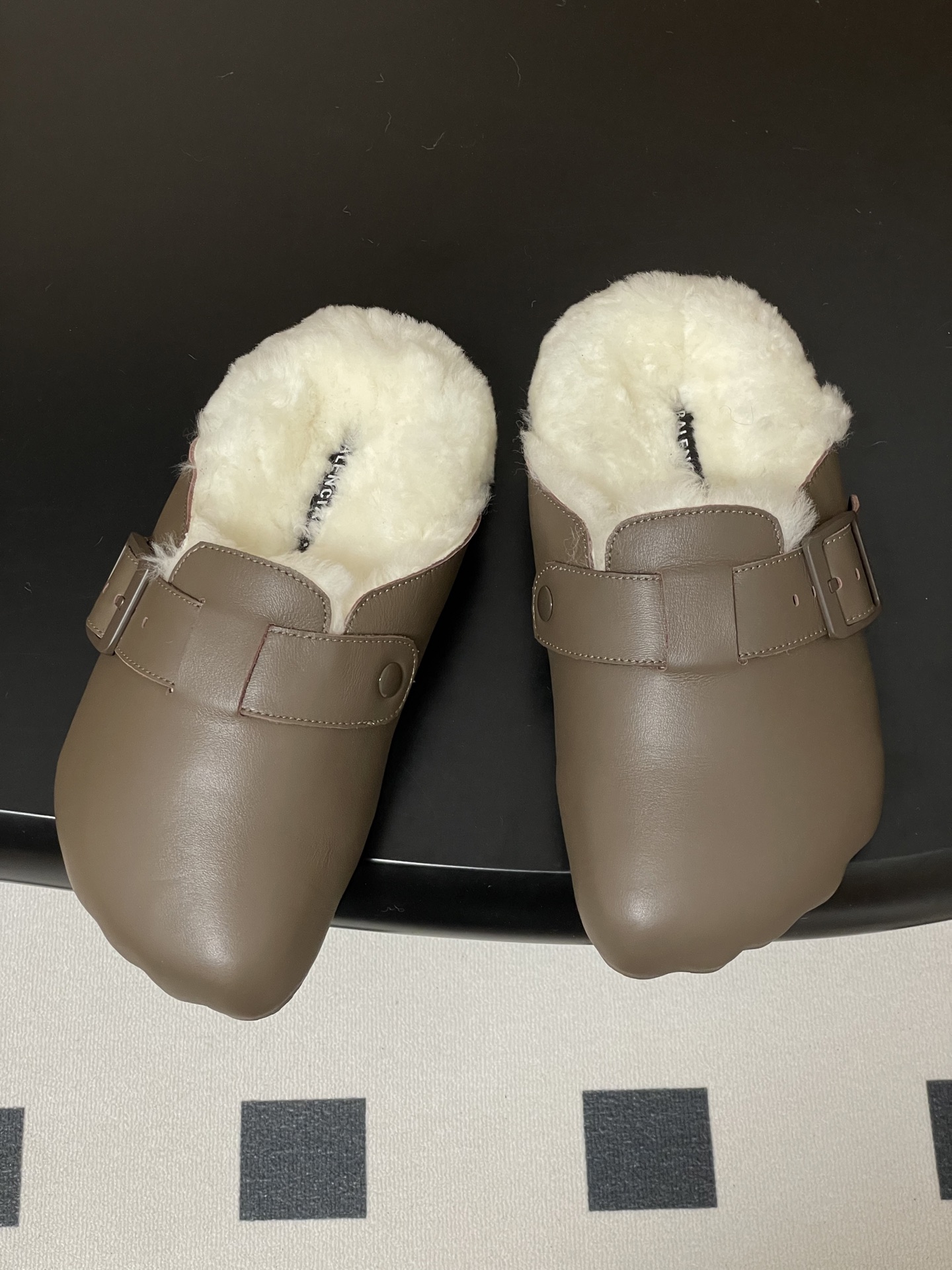 Balenciaga Balenciaga巴黎世家25Fw秋冬新款Sunday Suede Mule五指勃肯鞋薄底羊毛穆勒半拖鞋搭扣懒人一脚蹬勃肯毛毛鞋