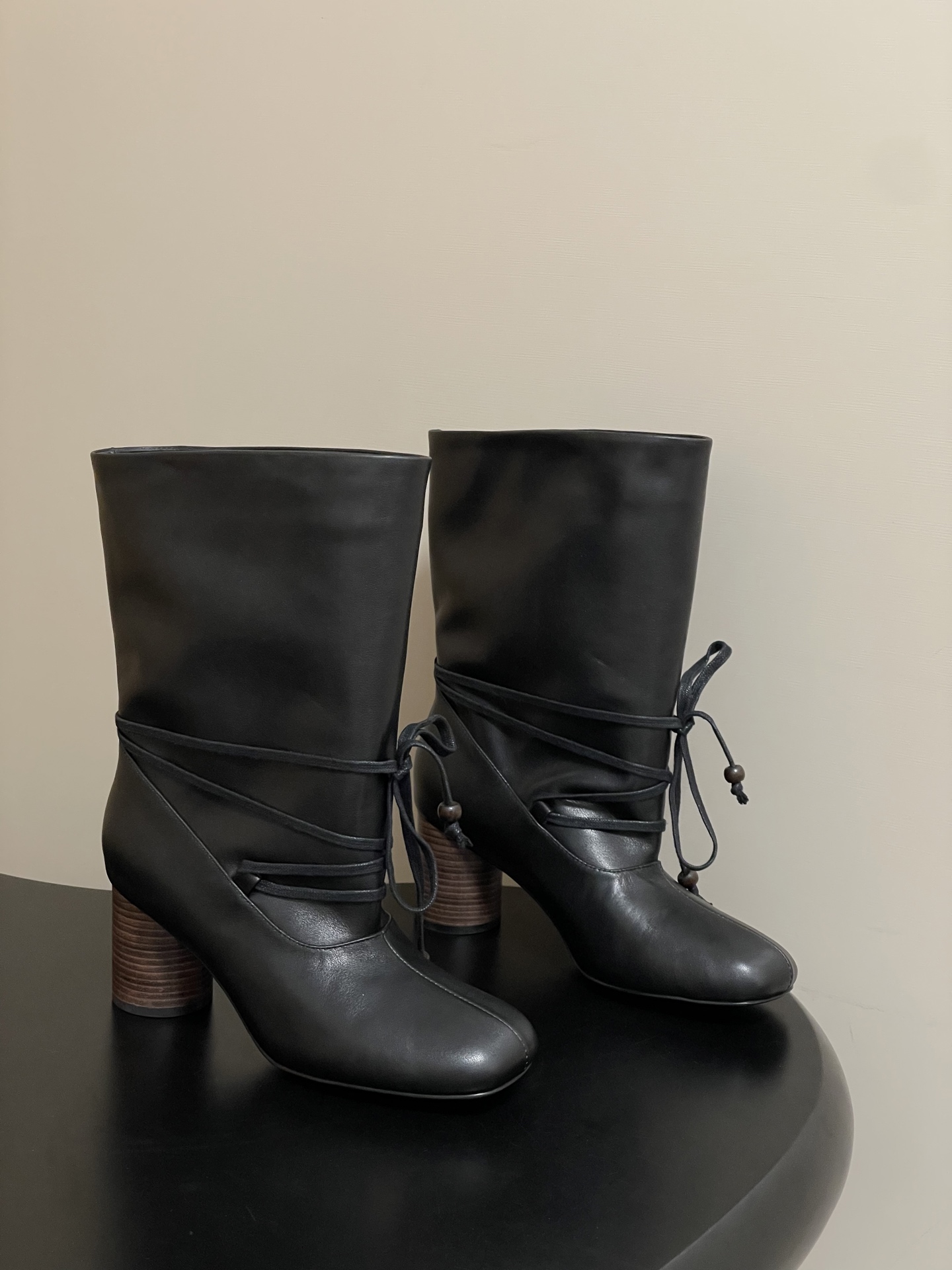 NO:577022,- Niche brand UNFOLIO 25aw autumn and winter new belt thick heel short boots wide-leg one-leg straight boots short-leg pile boots Elliot  The uppers of the strappy thick-heeled short boots are made of super-soft cowhide, which is fine in texture and has excellent ductility, and can fit naturally with the movement of the foot. The inner lining is made of elastic Lycra plant fiber material, which has excellent elasticity, fits the curve of the foot, is skin-friendly and non-irritating, ensuring long-term wear  The comfort. The insole is made of sheepskin, which provides soft support and reduces walking pressure; the 7cm golden heel height ensures a balance between beauty and comfort. The sole is made of rubber, and the texture design enhances grip, adapts to daily ground environments, and improves walking stability.  The square and round toe outlines neat lines, bringing with it a calm and intelligent atmosphere. The wide shoe last improves foot tolerance and adapts to a variety of foot types without restraint. The proportion of the toe and boot shaft is cut, visually clear, and walking more stable, with both appearance and practicality. The 7cm cylindrical high heel is at the golden height, making walking stable and effortless. The heel is covered with fine leather, and the handmade warmth is revealed in the texture. The smooth lines are both beautiful and comfortable, and every detail highlights the high-tech texture.  The boot shaft supports free folding, making it easy to switch between two wearing styles. When folded, the unique leather lining is exposed, and when put down, the neat boots are revealed. Different shapes convey a variety of atmospheres, adapt to a variety of matching scenes, and meet personalized dressing needs. Upper cowhide, lining fabric/sheepskin, sole molded rubber outsole, heel height 7cm, size 35-39 (40.41 custom-made, non-refundable), boots, boots, cowhide, sheepskin, gold19860909- 小众品牌 UNFOLIO 25aw秋冬新款束带粗跟短靴宽筒一脚蹬直筒靴短筒堆堆靴 Elliot 束带粗跟短靴鞋面均采用超柔软牛皮,质地细腻且延展性优异,能随足部活动自然贴合.内里均采用弹力莱卡植物纤维材质,具备出色的弹性,贴合足部曲线且亲肤不刺激,确保长时间穿着的舒适感.鞋垫为羊皮材质,提供柔软支撑,减轻行走压力;7cm黄金跟高保证了美观和舒适度的平衡.鞋底采用橡胶材质,纹理设计增强抓地力,适应日常地面环境,提升行走稳定性. 方圆鞋头勾勒利落线条,自带沉静高智感氛围.宽幅鞋楦提升脚型包容度,适配多种脚型无束缚.鞋头与靴筒比例剪裁,视觉显利落,行走更稳,兼具颜值与实穿. 7cm 圆柱高跟拿捏黄金高度,行走稳当不费力.皮质细腻包覆鞋跟,肌理间透着手工温度,流畅线条兼具美观与舒适,每一处细节都彰显高工艺质感. 靴筒支持自由翻折,轻松切换两种穿着形态.翻折时露别致皮质内里,放下时展利落靴,不同形态传递多样氛围,适配多种搭配场景,满足个性化穿搭需求. 鞋面牛皮 内里垫脚织物/羊皮 鞋底开模橡胶大底 跟高7cm 码数35-39（40.41定做不退换）,靴子,boots,cowhide,sheepskin,gold,Women's Shoes