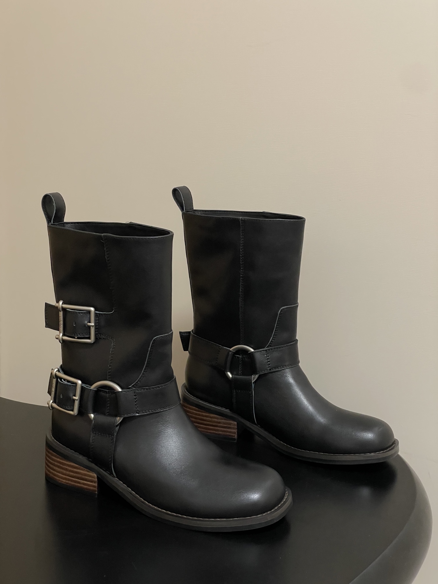 NO:593487,- Niche brand UNFOLIO 25aw new autumn and winter Harper buckle ankle boots straight mid-boots Western motorcycle retro style one-leg thick heel short boots Harper  The buckled ankle boots interpret the style of motorcycle ankle boots with ingenious materials. The black and chestnut brown models are made of tree paste cowhide, which has a delicate texture and warm luster, and gradually develops a unique texture with wear; the distressed khaki model is made of suede cowhide, which has been hand-distressed, and every texture is relaxed and casual. The inner lining is  The color matching is differentiated and designed with cowhide, smooth sheepskin and skin-friendly fabrics respectively, adapting to different wearing needs. The metal buckle adopts an aged texture surface technology, and the color is warm and unobtrusive. The 5cm square heel takes into account both heightening and walking stability, and the anti-slip design of the sole makes it easy to adapt to a variety of wearing scenarios.  The toe adopts the square and round toe design of classic motorcycle boots, which is highly tolerant to the shape of the foot, and the toe is slightly tilted to assist in starting walking and provide full comfort. The leather welt with stitching blends retro charm with craftsmanship. The metal buckle is processed with craftsmanship to present an aged texture, with mottled texture and warm tones complementing each other, adding a retro charm and texture accumulated over time to the shoe upper.  The heel is wrapped in leather, with neat and straight lines. The 5cm height takes into account both walking stability and casual temperament; the bottom is fitted with a thick rubber sole, so you are not afraid of frequent wear. Upper cowhide/cow suede, lining fabric/sheepskin, open-molded rubber outsole, heel height 5cm, size 35-39 (40.41 custom-made, non-refundable), boots, boots, cowhide, sheepskin19860909- 小众品牌 UNFOLIO 25aw秋冬新款Harper 搭扣踝靴直筒中靴西部机车复古风一脚蹬粗跟短靴 Harper 搭扣踝靴以材质巧思演绎机车踝靴格调.黑色与栗棕色款选用树膏牛皮,自带细腻肌理与温润光泽,随穿着渐显特有质感;做旧卡其款则采用翻毛牛皮,经手工做旧处理,每一处纹理都透着松弛随性.内里依配色差异化设计,分别搭载牛皮、柔滑羊皮与亲肤织物,适配不同穿着需求.金属搭扣特别采用做旧质感表面工艺,色泽温润不张扬.5厘米方跟兼顾增高与行走稳度,鞋底抗滑设计,轻松适配多元穿搭场景. 鞋头采用经典机车靴方圆头设计,对脚型的包容度高,且鞋头微翘,助力行走起步,舒适度拉满.;配以缝线的皮质沿条,让复古韵味与工艺融合. 金属扣经工艺处理,呈现做旧质感,斑驳纹理与温润色调相互映衬,为鞋面增添岁月沉淀的复古韵味与质感. 跟部以皮料包裹,线条利落挺括,5厘米的高度兼顾行走稳定性与率性气质;底部贴合厚实橡胶底,无惧高频次穿着. 鞋面牛皮/牛反绒 内里垫脚织物/羊皮 鞋底开模橡胶大底 跟高5cm 码数35-39（40.41定做不退换）,靴子,boots,cowhide,sheepskin,Women's Shoes