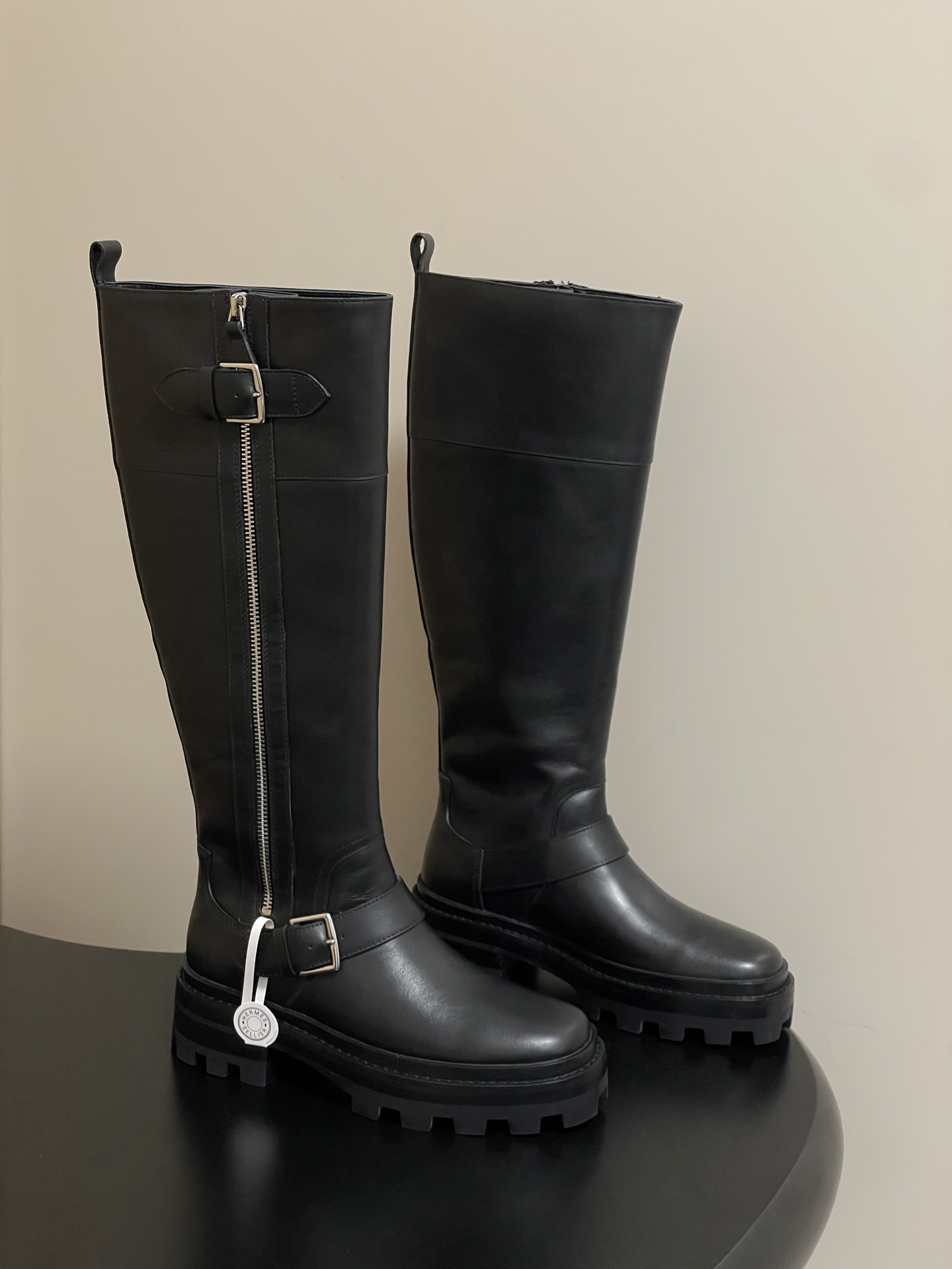 NO:592873,- Hermes H Jaime boots series classic boots motorcycle style belt buckle knight boots side zipper thick-soled straight boots classic and simple!  The design style of boots is usually classic and simple, focusing on the smoothness of the lines and the elegance of the shape. It does not have too many complicated decorations, but it can show the noble and majestic characteristics. This simple beauty is in line with the brand's consistent high-end positioning, and also makes its products have a sense of fashion that spans the times and can be popular for a long time. It presents a classic long-tube style with smooth and natural lines, which can elegantly wrap the leg lines and show the slender leg outline. It has a unique flavor whether it is paired with a skirt or trousers. The upper is made of customized calf leather.  The lining is cowhide, the sole is original molded TPU outsole, size 35-39 (40.41 custom-made, non-refundable), boots, hermes, hermes, boots, skirts, cowhide19860909- Hermes 爱马仕 H家Jaime长靴系列经典款长靴机车风皮带扣骑士靴侧拉链厚底直筒长靴 经典简约！靴子的设计风格通常以经典、简约为主,注重线条的流畅性和造型的优雅感.没有过多繁杂的装饰,却能展现出高贵大气的特质,这种简约之美符合品牌一贯的高端定位,也使其产品具有跨越时代的时尚感,能够长久流行. 呈现出经典的长筒款式,线条流畅自然,能够优雅地包裹腿部线条,展现出修长的腿部轮廓,无论是搭配裙装还是裤装都别有一番风味. 鞋面定制小牛皮 内里垫脚牛皮 鞋底原版开模TPU大底 码数35-39（40.41定做不退换）,靴子,hermes,hermes,boots,skirts,cowhide,Women's Shoes