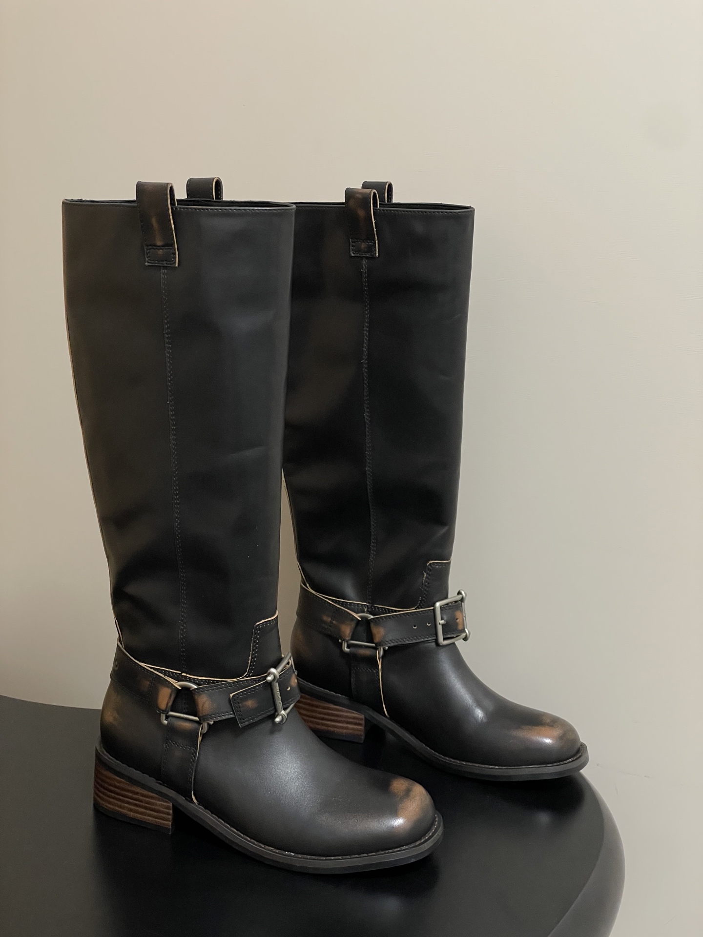 NO:593491,- Niche brand UNFOLIO 25aw new autumn and winter Harper buckle mid-calf boots straight boots Western motorcycle retro style one-leg thick heel boots Harper  The buckled knee-high boots interpret the style of motorcycle ankle boots with ingenious materials. The black and chestnut brown models are made of tree paste cowhide, which has a delicate texture and warm luster, and gradually develops a unique texture with wear; the black and brown models are made of rubable cowhide, which has been hand-distressed. Every texture has a sense of casualness and a used story.  .The interior is designed with differentiated color matching, and is equipped with cowhide, smooth sheepskin and skin-friendly fabrics respectively, adapting to different wearing needs. The metal buckle adopts an old-textured surface process, and the color is warm and unobtrusive. The 5cm square heel takes into account both heightening and walking stability, and the anti-slip design of the sole makes it easy to adapt to a variety of wearing scenarios.  Upper cowhide, lining fabric/sheepskin, molded rubber outsole, heel height 5cm, size 35-39 (40.41 custom made, non-returnable), boots, boots, cowhide, sheepskin19860909- 小众品牌 UNFOLIO 25aw秋冬新款Harper搭扣中筒靴直筒靴西部机车复古风一脚蹬粗跟长靴 Harper 搭扣及膝靴以材质巧思演绎机车踝靴格调.黑色与栗棕色款选用树膏牛皮,自带细腻肌理与温润光泽,随穿着渐显特有质感;黑擦棕色款则采用可擦色牛皮,经手工做旧处理,每一处纹理都透着随性与使用过的故事感.内里依配色差异化设计,分别搭载牛皮、柔滑羊皮与亲肤织物,适配不同穿着需求.金属搭扣特别采用做旧质感表面工艺,色泽温润不张扬.5厘米方跟兼顾增高与行走稳度,鞋底抗滑设计,轻松适配多元穿搭场景. 鞋面牛皮 内里垫脚织物/羊皮 鞋底开模橡胶大底 跟高5cm 码数35-39（40.41定做不退换）,靴子,boots,cowhide,sheepskin,Women's Shoes
