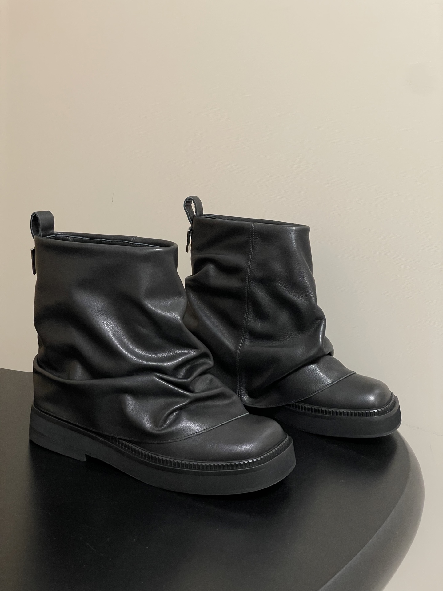 NO:593495,- Niche trendy brand THE ATTICO's 2025Fw autumn and winter new fashionable thick-soled short boots have exploded among Internet celebrities. Short-leg pile boots and slip-on short boots. Leisurely presents a new iconic shoe series 'Robin'. The selected leather is combined with street inspiration, and the ingenious craftsmanship has leapt into exquisite everyday life. The unique pleats and metal embellishments are unique. The various styles depict the diverse portraits of urban women, and they can travel freely on their own home court!  A super high-quality item. A pair of boots that look great with any outfit. It’s amazing. The fashion sense and texture are really online. I would call it a must-have item for hot girls. The pile of boots make your legs look longer and slim. The super-cool boot shape makes you look stylish when you walk around 2.8 meters tall!  !  Visual feast, sexy and free temperament, simple temperament style!  Upper cowhide/cow suede, lining foot pads, water-dyed cowhide, sole leather welt combined with Italian genuine leather outsole, heel height 4cm, size 35-39 (40.41.42 custom made, non-returnable), boots, boots, cowhide, Leather soles19860909- 小众潮牌 THE ATTICO 2025Fw秋冬新品时髦厚底短靴爆火网红短筒堆堆靴一脚蹬短靴 悠然呈现全新标志性鞋履系列「Robin」 甄选皮革融合街头灵感,匠心工艺跃升精致日常,个性褶裥与金属缀饰特立独行,多样款式描绘都市女性多元肖像,率性游走自我主场！ 超高品味单品 搭配一切衣服都好看的一双靴 太绝了 真的时尚感和质感都很在线啊,我愿称之为辣妹必备单品,堆堆靴超显腿长腿细,超酷的靴型穿上走路带风气场两米八！！ 视觉盛宴 性感自由气质 简约气质款式！ 鞋面牛皮/牛反绒 内里垫脚水染牛皮 鞋底真皮沿条组合意大利真皮大底 跟高4cm 码数35-39（40.41.42定做不退换）,靴子,boots,cowhide,Leather soles,Women's Shoes