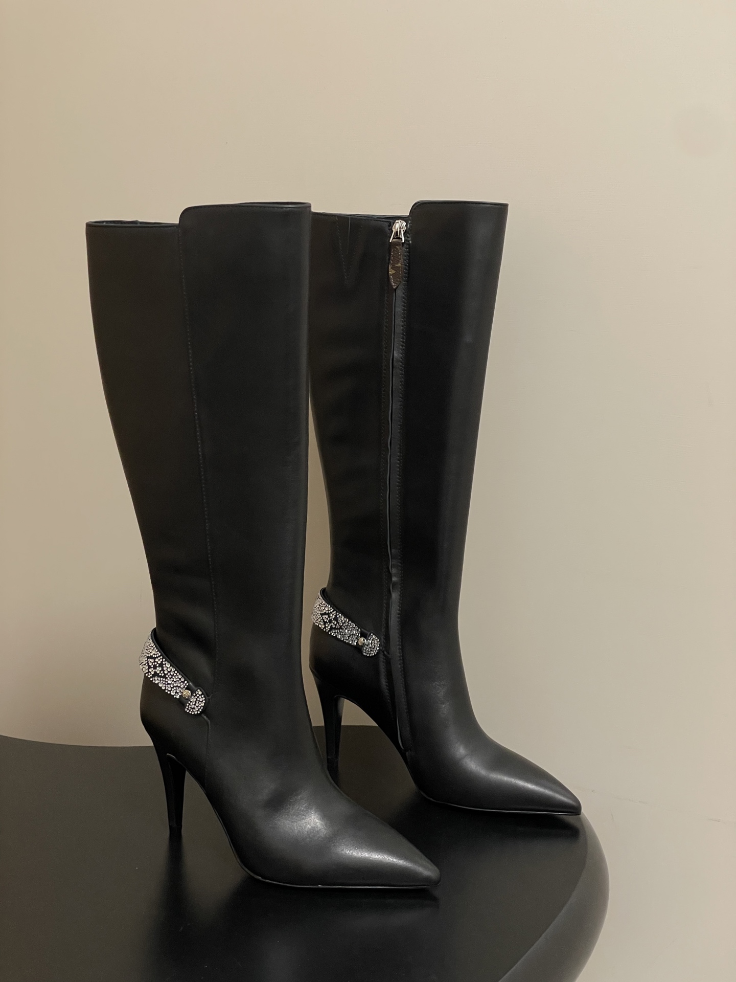NO:592723,- 25ss early autumn new Louis vuitton Lv LEGACY pointed-toe high-heeled boots with side zipper presbyopic belt boots. This Legacy ankle boot is made of smooth cow leather, with a Monogram canvas strap that resembles the brand's traditional hard case handle, paying tribute to Louis Vuitton's travel heritage. The inscribed metal studs accentuate the pointed-toe high-heeled silhouette. Upper calfskin/presbyopic leather, lining sheepskin, sole Italian leather outsole  Heel height 9.5cm, size 35-39 (40.41.42 customized, non-refundable), boots, louis vuitton, louis vuitton, louis vuitton, boots, cowhide, sheepskin, Leather soles19860909- 25ss早秋新款Louis vuitton Lv LEGACY 尖头高跟长靴侧拉链老花皮带长筒靴 本款 Legacy 及踝靴取材光滑牛皮革,搭配宛若品牌传统硬箱手柄的 Monogram 帆布饰带,致意路易威登的旅行传承.铭纹金属饰钉点睛尖头高跟廓形. 鞋面小牛皮/老花皮 内里垫脚羊皮 鞋底意大利真皮大底 跟高9.5cm 码数35-39（40.41.42定做不退换）,靴子,louis vuitton,louis vuitton,louis vuitton,boots,cowhide,sheepskin,Leather soles,Women's Shoes