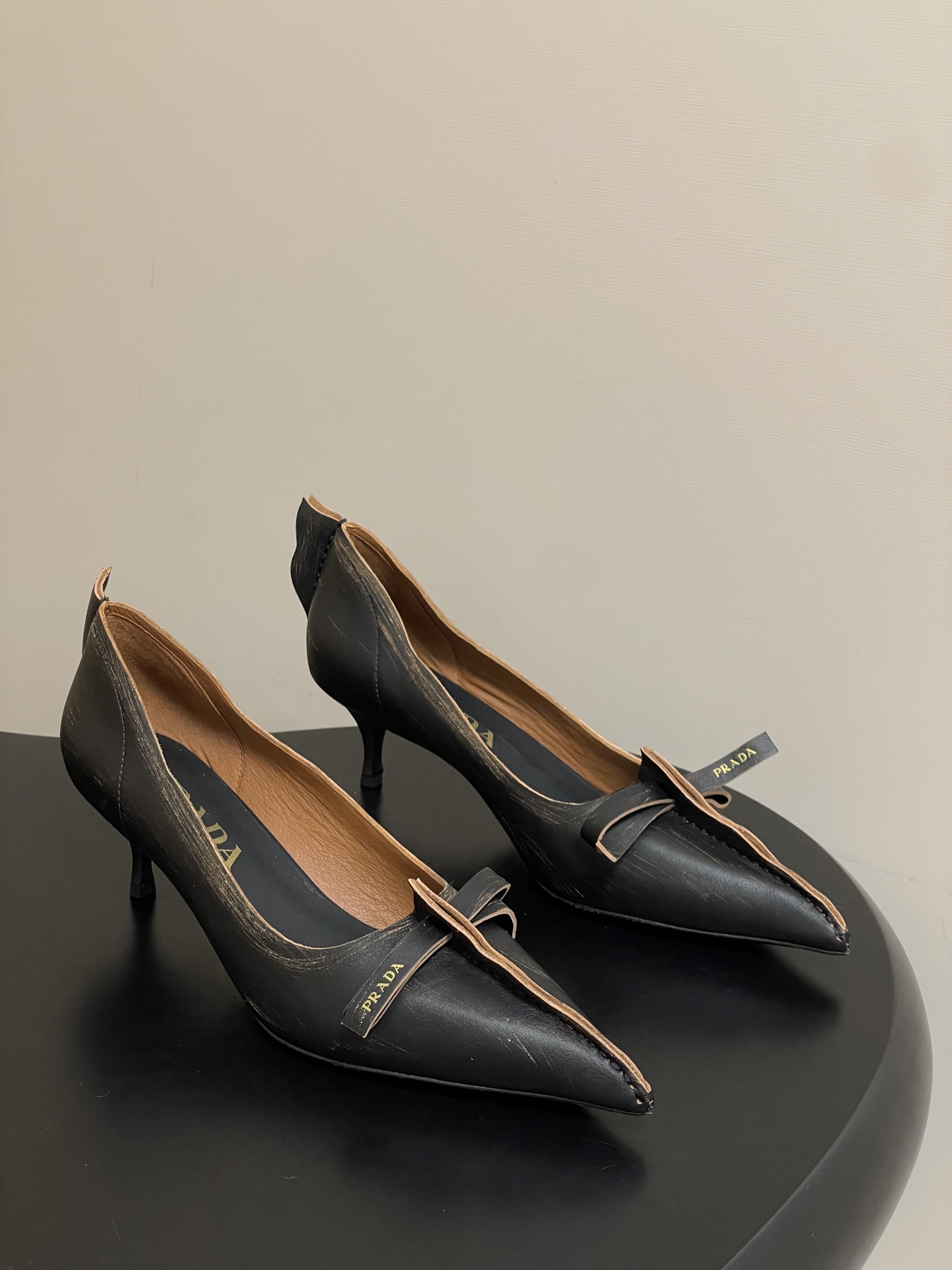 NO:592716,-Top quality (with high-end airplane box) 25Aw early autumn new Prada Prada catwalk style pointed toe distressed bow high heels Retro old money style kitten heels full of sense of future technology Minimalist beauty that has not been seen in the fashion industry for a long time Fashionable and sophisticated for daily wear with a sense of luxury  Strong lines and bold details transform the iconic pump of femininity into a unique and unconventional design. The pointed silhouette is crafted in distressed leather, with visible seams and intentionally unfinished raw cut edges. The refined stiletto heel completes the shoe's multi-faceted style.  Made of high-quality leather material, the texture is high-end and has a distressed effect, showing a retro and modern texture. The craftsmanship is fine and reflects the high-end quality of the brand. The stiletto heel design enhances the wearer's aura while maintaining good stability and is suitable for daily commuting or special occasions. The upper is distressed calfskin and the lining is sheepskin. The sole is Italian injection molded leather outsole. The heel height is 5.5cm.  Size 35-39 (40.41 customized, non-refundable), high-heeled shoes, prada, prada, high heels, cowhide, sheepskin, Leather soles19860909-顶级品质（配高档飞机盒） 25Aw早秋新款Prada 普拉达走秀款尖头做旧蝴蝶结高跟鞋 复古老钱风小猫跟单鞋 未来科技感满满 时尚界久违的极简之美 时髦又精致 日常穿出高级感 强烈的线条和大胆的细节将象征女性魅力的高跟鞋转变为独特而非传统的设计.尖头廓形采用做旧皮革,具有明显的缝线和故意未完成的原始切割边缘.精致的细高跟完美呈现出此款鞋履的多面风格. 选用优质皮革材质,质感高级,且有做旧效果的纹理,呈现出复古又摩登的质感,工艺精细,体现品牌高端品质.细高跟设计,提升穿着者气场,同时保持了较好的稳定性,适合日常通勤或特殊场合穿着. 鞋面做旧小牛皮 内里垫脚羊皮 鞋底意大利注塑真皮大底 跟高5.5cm 码数35-39（40.41定做不退换）,高跟鞋单鞋,prada,prada,high heels,cowhide,sheepskin,Leather soles,Women's Shoes