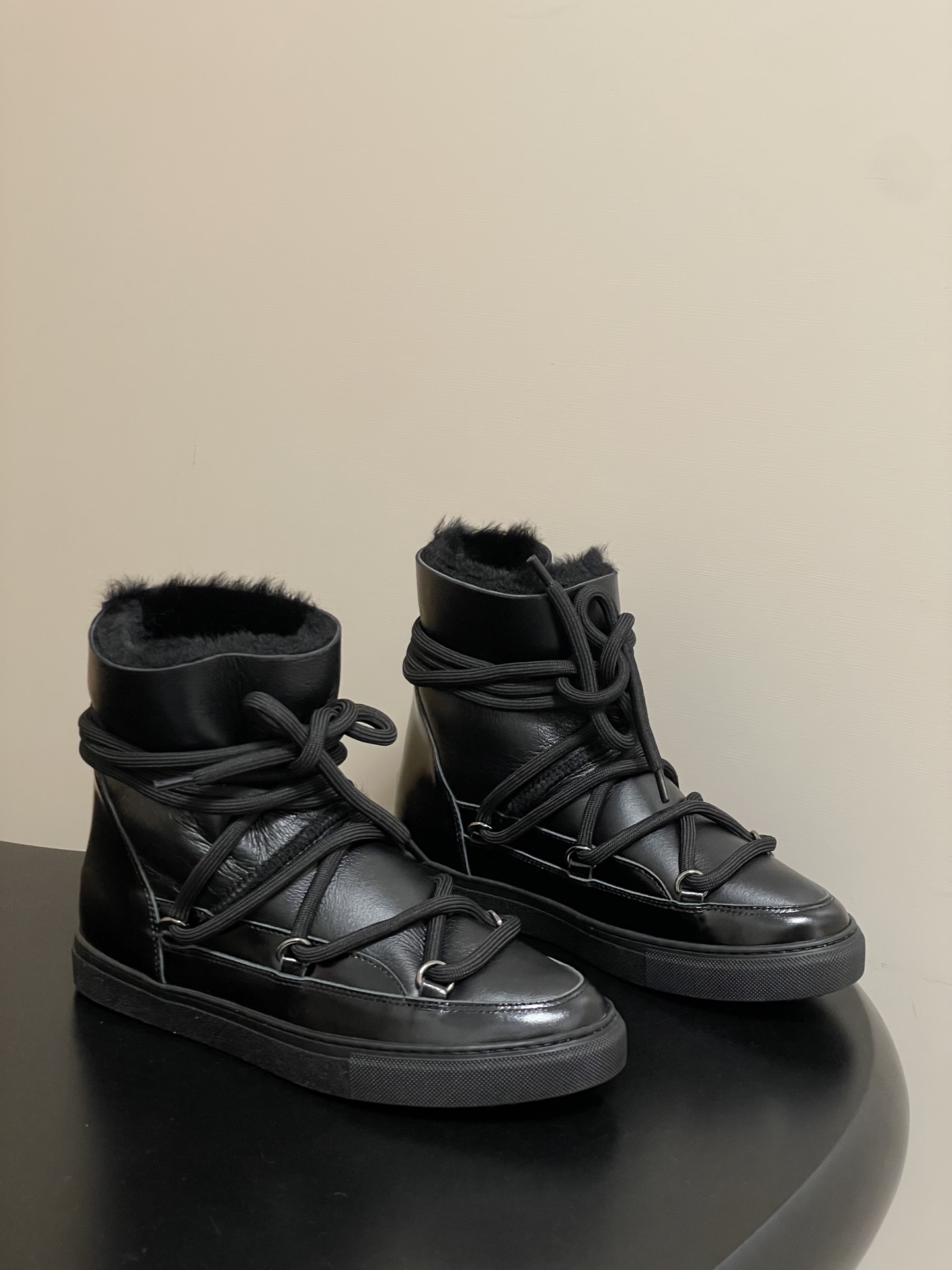 NO:592725,- INUIKII 25ss autumn and winter counter latest casual fashion wool snow boots!  Highly recommended!  Fashionable, versatile and warm boots!  And it’s not easy to match up!  A must-have style item this winter!  The upper is integrated with fur and the inner lining is pure wool, comfortable and warm!  The sole is molded and integrated with rubber anti-slip outsole, size 35-39 (custom-made for 40, non-returnable), snow boots, boots19860909- INUIKII 25ss秋冬专柜最新休闲时装羊毛雪地靴！强烈推荐！时尚百搭又保暖的一款靴子！而且不容易撞款哦！今冬必备的拉风单品！ 鞋面皮毛面一体 内里垫脚纯羊毛,舒适保暖！ 鞋底开模一体橡胶防滑大底 码数35-39（40定做不退换）,雪地靴,boots,Women's Shoes