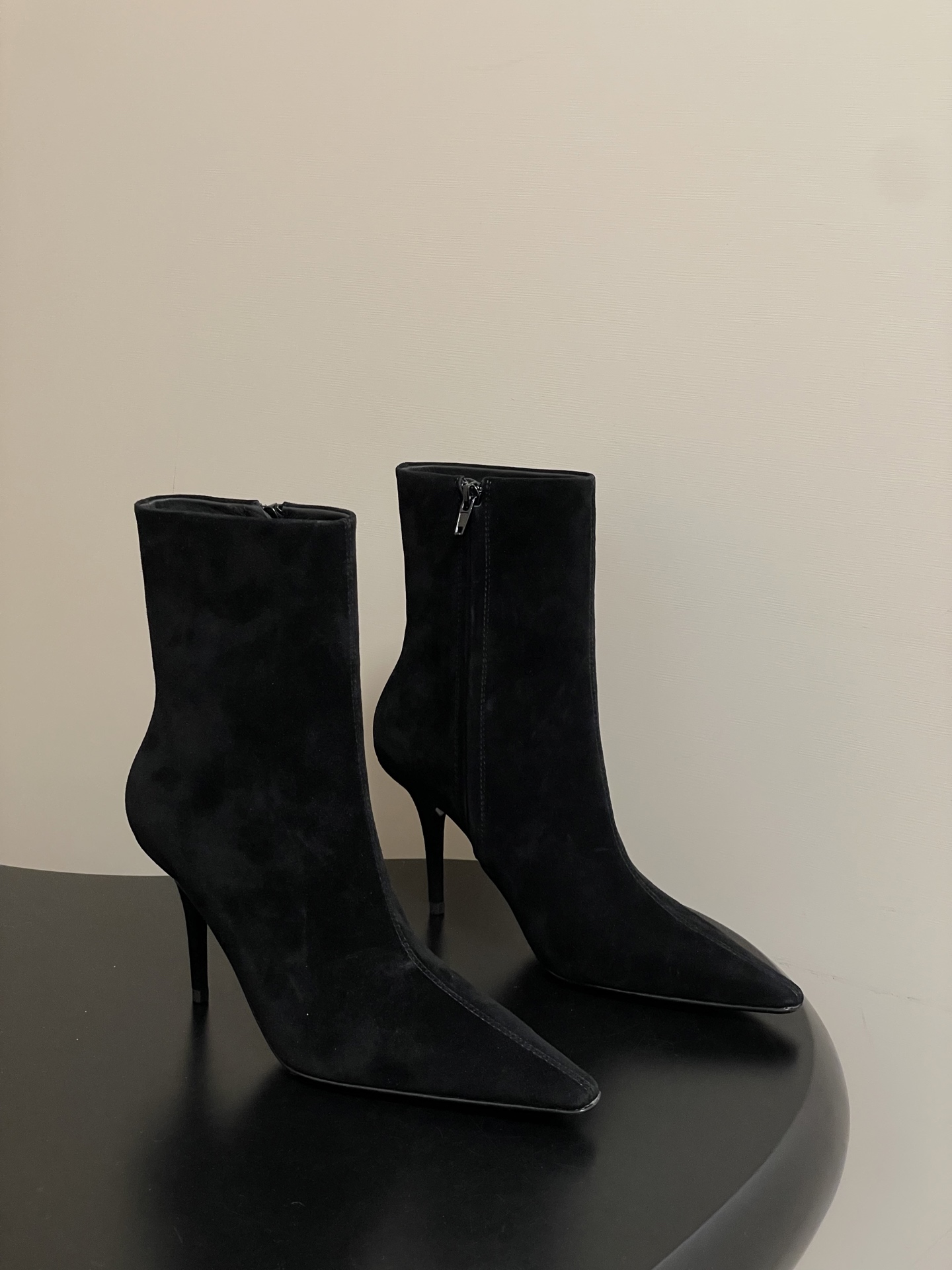 NO:593513,-Top quality Saint Laurent fw25 new arrival~ YSL Saint Laurent 2025 new autumn and winter side zipper high-heeled ankle boots pointed toe stiletto ankle boots, with square pointed toe and stiletto heel, decorated with LE CASSANDRE on the inside, and side zipper closure design.  The whole shoe is very simple and elegant~ The small square toe is more refined and fashionable. You can see that the side of our boots is designed with a curvature based on the shape of the human leg~ The upper foot is very delicate and unobtrusive~ It lengthens the leg~ Suitable for various occasions~ A must-have item for autumn and winter!  Customized cowhide/fine sheepskin upper, sheepskin lining, Italian genuine leather outsole, heel height 9.5cm, size 35-39 (40.41 custom made, non-returnable), boots, saint laurent, saint laurent, saint laurent, boots, cowhide, sheepskin, sheep, Leather soles19860909-顶级品质 Saint Laurent fw25 new arrival～ YSL圣罗兰2025秋冬新款侧拉链高跟及踝靴尖头细跟短靴 及踝靴,搭配方形尖鞋头和细高跟,内侧饰以LE CASSANDRE,侧面拉链开合设计. 整个鞋非常的简约大气～小方头更加的精致时髦可以看到我们靴子侧面是按照人体腿型设计出来的弧度～上脚非常秀气好看不挑人～拉长腿型～适合各种场合搭配～秋冬穿搭必备单品！ 鞋面定制牛皮/细腻羊猄皮 内里垫脚羊皮 鞋底意大利真皮大底 跟高9.5cm 码数35-39（40.41定做不退换）,靴子,saint laurent,saint laurent,saint laurent,boots,cowhide,sheepskin,sheep,Leather soles,Women's Shoes