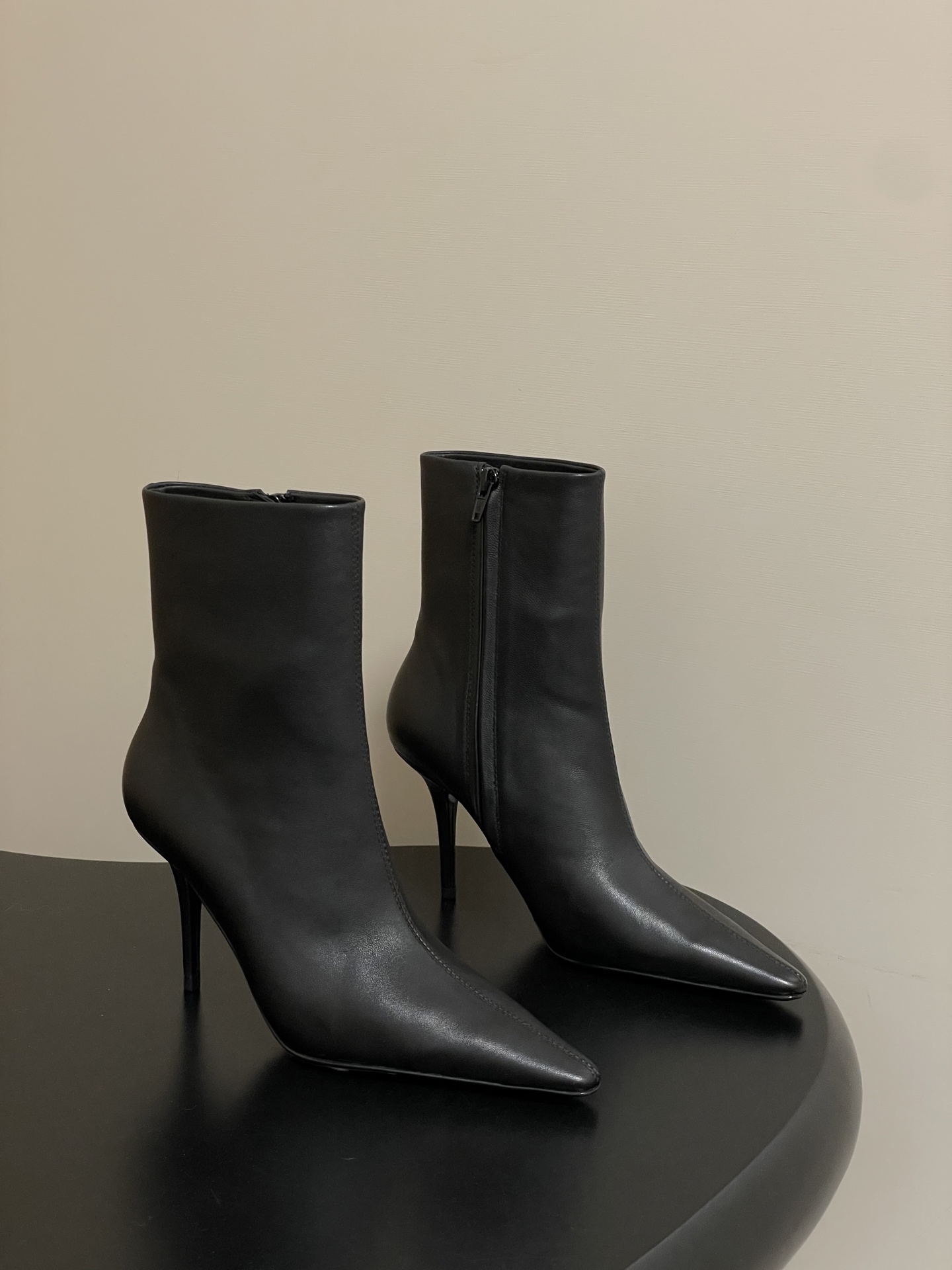 顶级品质 Saint Laurent fw25 new arrival~ YSL圣罗兰秋冬新款侧拉链高跟及踝靴尖头细跟短 顶级品质 Saint Laurent fw25 new arrival~ YSL圣罗兰秋冬新款侧拉链高跟及踝靴尖头细跟短