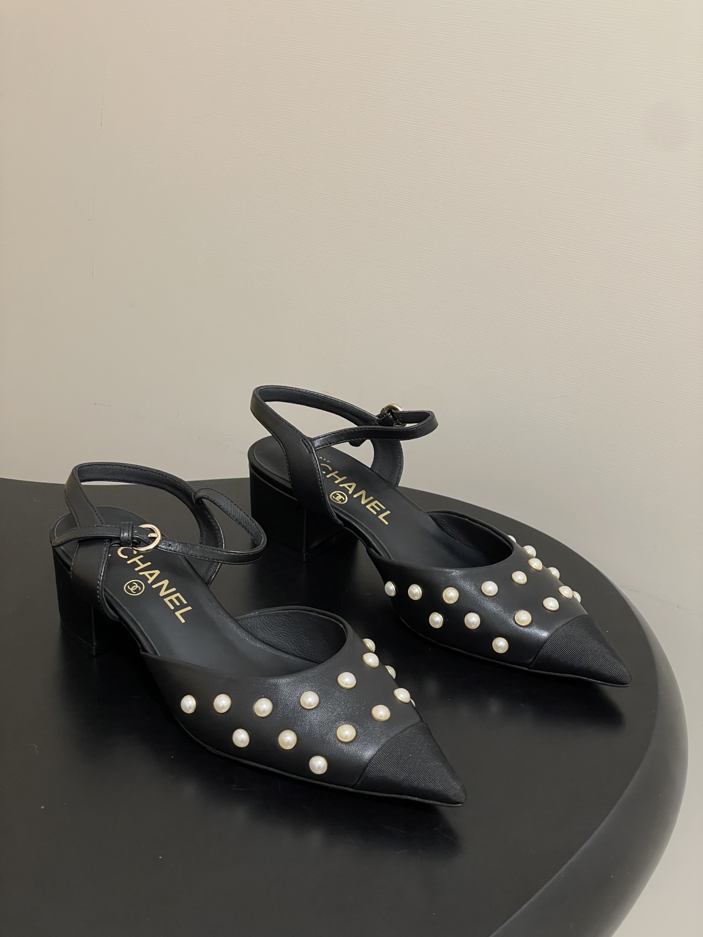 NO:593276,- Early autumn new model Chanel Xiaoxiang 25K pointed toe Pearl Mary Jane classic color matching double C buckle crystal diamond surface thick heel sandals with empty back. This pointed toe attracts me. I really like the shape of the toe. The small diamond mark on the heel stands out in the crowd. It is exquisite without looking boring. It is a perfect match for a rich girl!  Upper lambskin/delicate sheepskin, inner padding sheepskin, sole Italian genuine leather outsole, size 35-39 (40.41 custom made, non-refundable), high heels sandals, chanel, sandals, mary jane, high heels, sheepskin, sheep, Leather soles19860909- 早秋新款Chanel小香25K尖头珍珠玛丽珍经典拼色双C扣水晶钻面粗跟后空凉鞋 这款尖头有吸引到我 很喜欢鞋头的形状.后跟带钻小标 上脚后在人群中脱颖而出 精致又不显得单调乏味 妥妥富家小姐姐一枚呀！ 鞋面小羊皮/细腻羊猄皮 内里垫脚羊皮 鞋底意大利真皮大底 码数35-39（40.41定做不退换）,高跟鞋凉鞋,chanel,sandals,mary jane,high heels,sheepskin,sheep,Leather soles,Women's Shoes