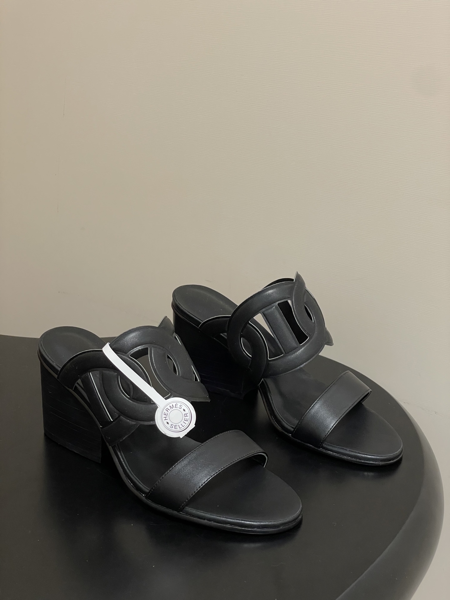 NO:592724,-Top quality (with high-end airplane case) Hermes Lipari 70 sandals series H thick-heeled slippers classic pig nose strap high-heeled sandals cowhide high-heeled sandals, straps inspired by the classic 'Chaine d'Ancre' pattern, suitable for summer wear and create a fashionable look. Customized calfskin/fine sheepskin upper, sheepskin lining, double-layer Italian A-grade genuine leather outsole, heel height 7cm  Size 35-39 (40.41.42 customized, non-refundable), slippers, hermes, hermes, sandals, slippers, cowhide, sheepskin, sheep, Leather soles19860909-顶级品质（配高档飞机盒） Hermes 爱马仕 Lipari 70凉鞋系列 H家粗跟拖鞋经典猪鼻子一字带高跟凉拖鞋 牛皮高跟凉鞋,袢带灵感源自经典“Chaine d'Ancre”图案,适合夏日穿着,打造时尚造型. 鞋面定制小牛皮/细腻羊猄皮 内里垫脚羊皮 鞋底双层意大利A级真皮大底 跟高7cm 码数35-39（40.41.42定做不退换）,拖鞋,hermes,hermes,sandals,slippers,cowhide,sheepskin,sheep,Leather soles,Women's Shoes