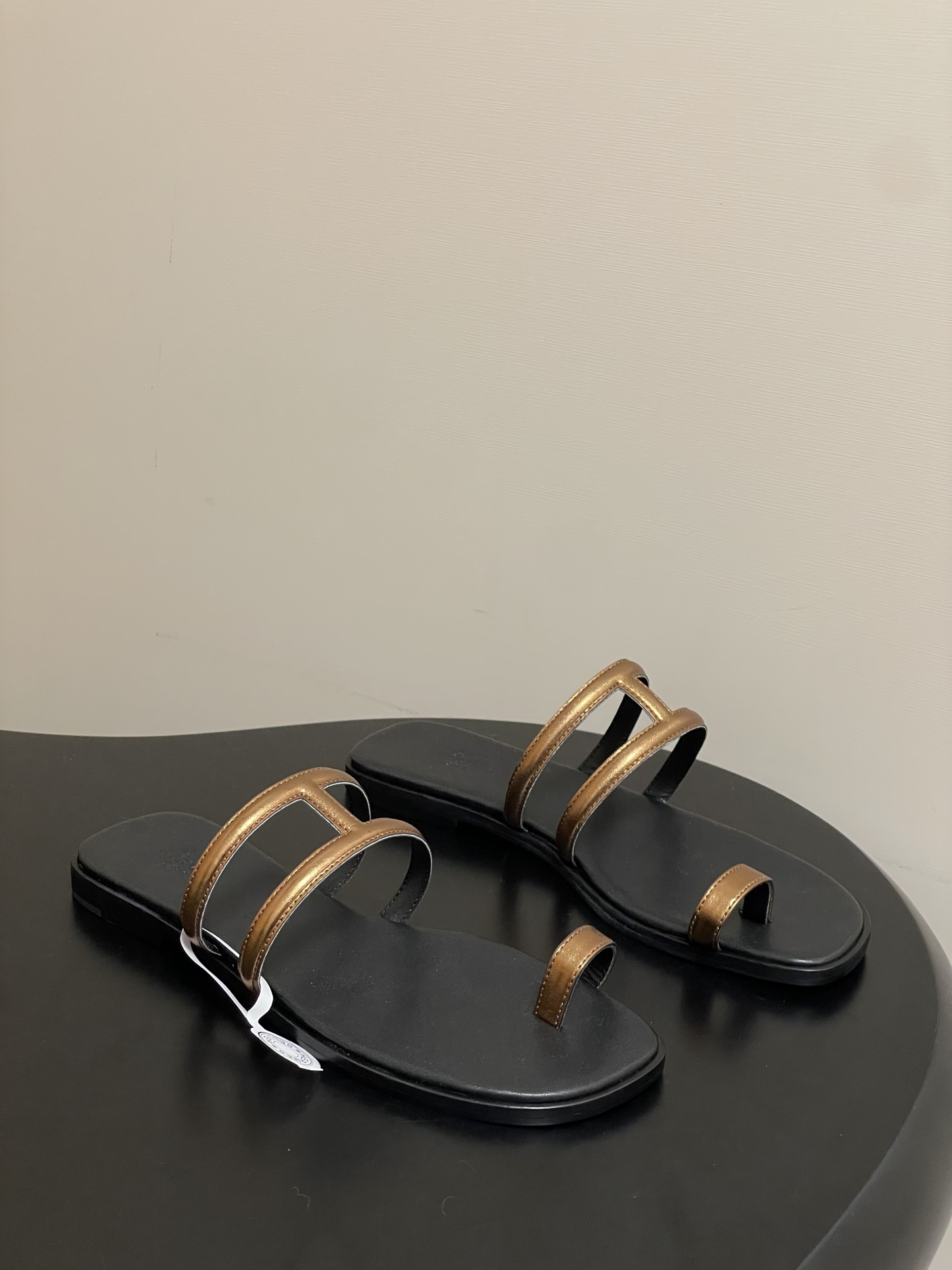 NO:592722,-Top quality (with high-end airplane case) Hermes Georgia sandals series H home H thong flip-flops I-strap flat beach sandals Calfskin sandals, paired with a classic oversized I-strap made of leather. Suitable for summer wear, creating a fashionable look. With highly recognizable upper toes, super versatile, good-looking and fashionable, many celebrity Internet celebrities are a must-have for spring and summer, casual, comfortable and high-end  Imported metallic cowhide/delicate sheepskin upper, sheepskin lining, Italian double-layer genuine leather outsole, size 35-39 (40.41.42 custom-made, non-refundable), split-toe shoes, hermes, hermes, sandals, slippers, cowhide, sheepskin, sheep, Leather soles19860909-顶级品质（配高档飞机盒） Hermes 爱马仕Georgia凉鞋系列H家 H带套趾夹脚拖鞋工字一字带平底沙滩凉拖鞋 小牛皮凉鞋,搭配以皮革打造的经典超大工字一字带.适合夏日穿着,打造时尚造型. 搭配极具辨识度的上脚超级百搭好看时髦 超多明星网红种草 春夏必备 随意舒适高级感 鞋面进口金属牛皮/细腻羊猄皮 内里垫脚羊皮 鞋底意大利双层真皮大底 码数35-39（40.41.42定做不退换）,分趾鞋,hermes,hermes,sandals,slippers,cowhide,sheepskin,sheep,Leather soles,Women's Shoes