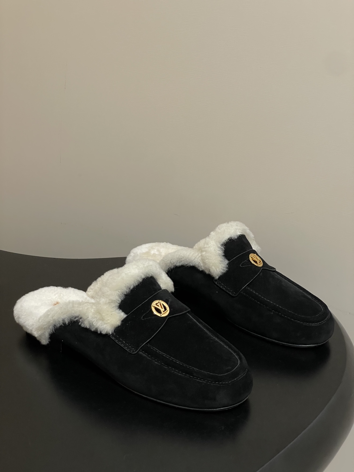 NO:594115,- 25Fw Autumn and Winter New Louis Vuitton Louis Vuitton LV SOHO Sling-Heel Wool Mule Half Slippers Furry Flat Slippers This Soho sling-back loafer is made of velvety smooth suede cow leather, wrapped with wool leather lining and insole for comfort and warmth. The hollow ribbon is embellished with the LV Circle logo, and the leather outsole is equipped with rubber inlays. The upper is cowhide/high silk suede and the lining is wool.  Sole Italian genuine leather outsole, size 35-39 (40.41.42 custom-made, non-refundable), semi-furry shoes, louis vuitton, louis vuitton, louis vuitton, loafers, slippers, cowhide, Leather soles19860909- 25Fw秋冬新款Louis vuitton 路易威登LV SOHO 露跟羊毛穆勒半拖鞋毛毛平底拖鞋 本款 Soho 露跟乐福鞋取材宛如天鹅绒般丝滑的绒面牛皮革,以羊毛皮革内衬和鞋垫围裹舒适暖意.镂空饰带点缀 LV Circle 标识,皮革外底配有橡胶嵌饰. 鞋面牛皮/高丝光牛反绒 内里垫脚羊毛 鞋底意大利真皮大底 码数35-39（40.41.42定做不退换）,半拖毛毛鞋,louis vuitton,louis vuitton,louis vuitton,loafers,slippers,cowhide,Leather soles,Women's Shoes
