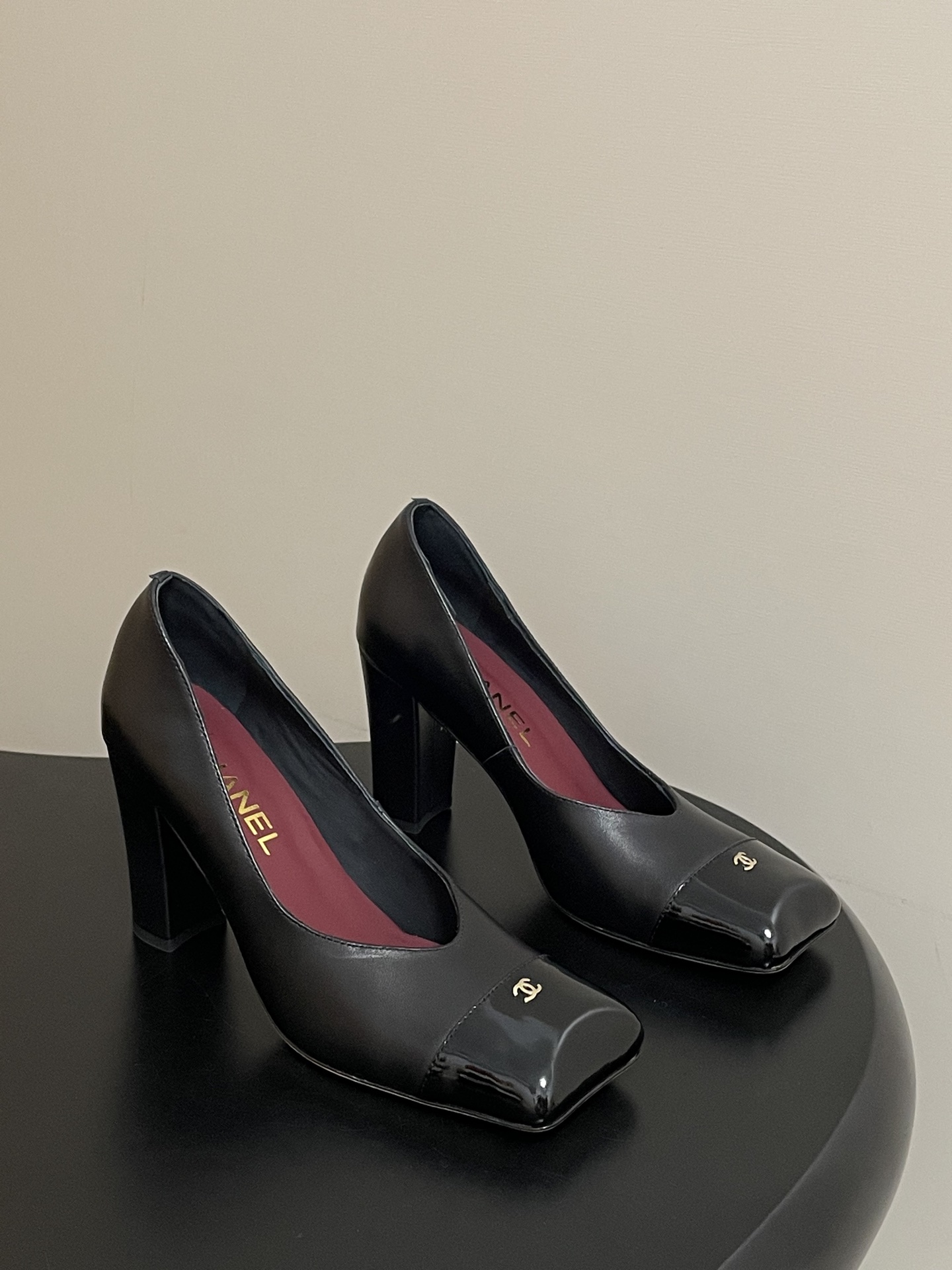 NO:592867,- Chanel Chanel 2026 spring and summer new model Xiaoxiang catwalk style classic double C buckle thick heel sandals with half-moon square flat toe high-heeled shoes adopt a classic and elegant design style, while incorporating fashion elements, both retro and modern, suitable for various occasions. The shoe body has a classic double color matching. This color is not only luxurious and eye-catching, but also visually brightens the skin tone, adding a noble temperament to the wearer.  Thick high-heeled style, not tiring the feet, while providing a certain height, ensuring the stability and comfort of wearing, suitable for long-term wear. Upper sheepskin/cow patent leather, lining sheepskin, sole Italian genuine leather outsole, heel height 9cm, size 35-39 (34.40.41 custom-made, non-returnable), high-heeled shoes, chanel, chanel, sandals, high heels, sheepskin, Leather soles19860909- Chanel 香奈儿2026春夏新款 小香走秀款经典双C扣粗跟后空凉鞋半月方平头高跟单鞋 采用了经典且优雅的设计风格,同时融入时尚元素,兼具复古与现代感,适合多种场合穿着. 鞋身经典的双拼色,这种色调不仅奢华亮眼,还能在视觉上提亮肤色,为穿着者增添高贵气质. 粗高跟款式,不累脚,在提供一定高度的同时,保证了穿着的稳定性和舒适度,适合长时间穿着. 鞋面羊皮/牛漆皮 内里垫脚羊皮 鞋底意大利真皮大底 跟高9cm 码数35-39（34.40.41定做不退换）,高跟鞋单鞋,chanel,chanel,sandals,high heels,sheepskin,Leather soles,Women's Shoes