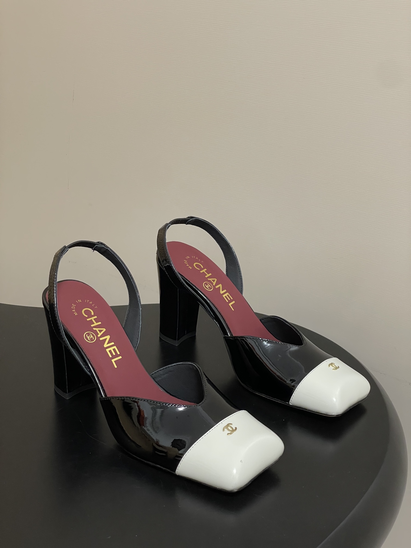 NO:592871,- Chanel Chanel 2026 spring and summer new model Xiaoxiang catwalk style classic double C buckle thick heel sandals with half-moon square flat toe high-heeled shoes adopt a classic and elegant design style, while incorporating fashion elements, both retro and modern, suitable for various occasions. The shoe body has a classic double color matching. This color is not only luxurious and eye-catching, but also visually brightens the skin tone, adding a noble temperament to the wearer.  Thick high-heeled style, not tiring the feet, while providing a certain height, ensuring the stability and comfort of wearing, suitable for long-term wear. Upper sheepskin/cow patent leather, lining sheepskin, sole Italian genuine leather outsole, heel height 9cm, size 35-39 (34.40.41 custom-made, non-returnable), high-heeled sandals, chanel, chanel, sandals, high heels, sheepskin, Leather soles19860909- Chanel 香奈儿2026春夏新款 小香走秀款经典双C扣粗跟后空凉鞋半月方平头高跟单鞋 采用了经典且优雅的设计风格,同时融入时尚元素,兼具复古与现代感,适合多种场合穿着. 鞋身经典的双拼色,这种色调不仅奢华亮眼,还能在视觉上提亮肤色,为穿着者增添高贵气质. 粗高跟款式,不累脚,在提供一定高度的同时,保证了穿着的稳定性和舒适度,适合长时间穿着. 鞋面羊皮/牛漆皮 内里垫脚羊皮 鞋底意大利真皮大底 跟高9cm 码数35-39（34.40.41定做不退换）,高跟鞋凉鞋,chanel,chanel,sandals,high heels,sheepskin,Leather soles,Women's Shoes