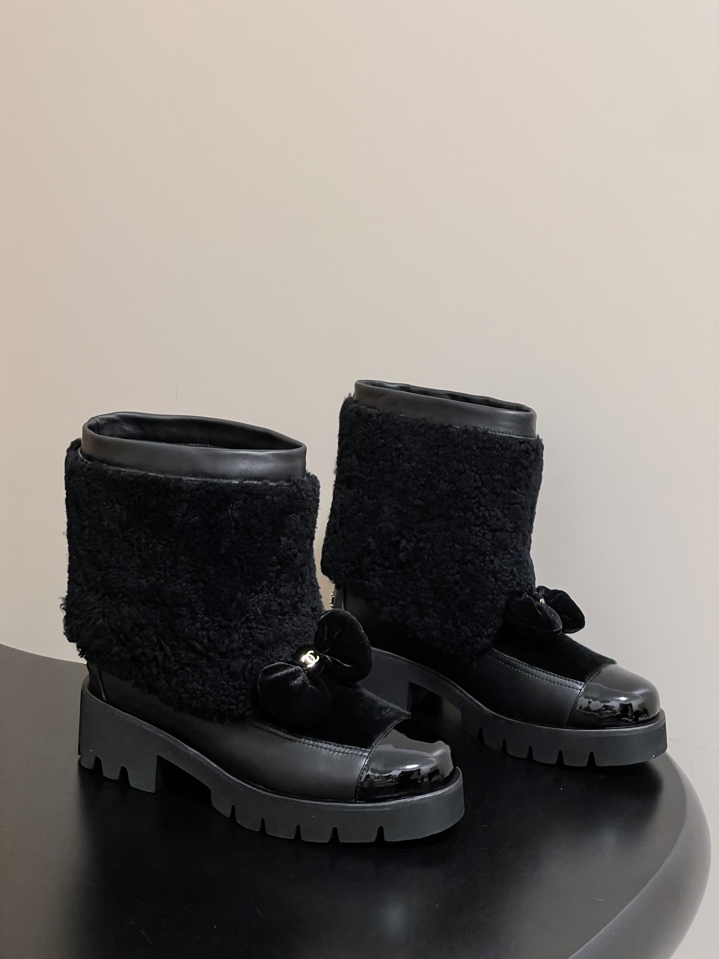 NO:592865,- Chanel Chanel 25N Ski Series Small Fragrant Bow Lamb Wool Short Boots Thick-soled Fur Short Boots These boots are both handsome and gentle. The bow is also a very classic element of the house. The design with the wool boot shaft is really unique. It looks like an unusual short boot with a straight and stylish shaft without losing softness. It is not unsightly. With exquisite logo embellishment, it is high-end and not tacky. It has a cool and unique style on the feet and also shows off the length of the legs.  Customized calfskin/wool upper, sheepskin lining, molded rubber outsole, size 35-39 (40.41 custom-made, non-returnable), boots, chanel, chanel, boots, cowhide, sheepskin19860909- Chanel香奈儿 25N滑雪系列 小香蝴蝶结羊羔毛短靴短筒厚底毛毛短靴 可帅气可温柔的小香靴子 ,蝴蝶结也是它家的一个很经典的元素 .搭配羊毛靴筒 设计真的绝绝子 ,看起来就是不一般的短靴靴筒笔直有型且不失柔软度 也不挑人,加上精致logo点缀 高级大气 不俗气.上脚酷酷的特有范儿 还特显腿长哦 鞋面定制小牛皮/羊毛 内里垫脚羊皮 鞋底开模橡胶大底 码数35-39（40.41定做不退换）,靴子,chanel,chanel,boots,cowhide,sheepskin,Women's Shoes
