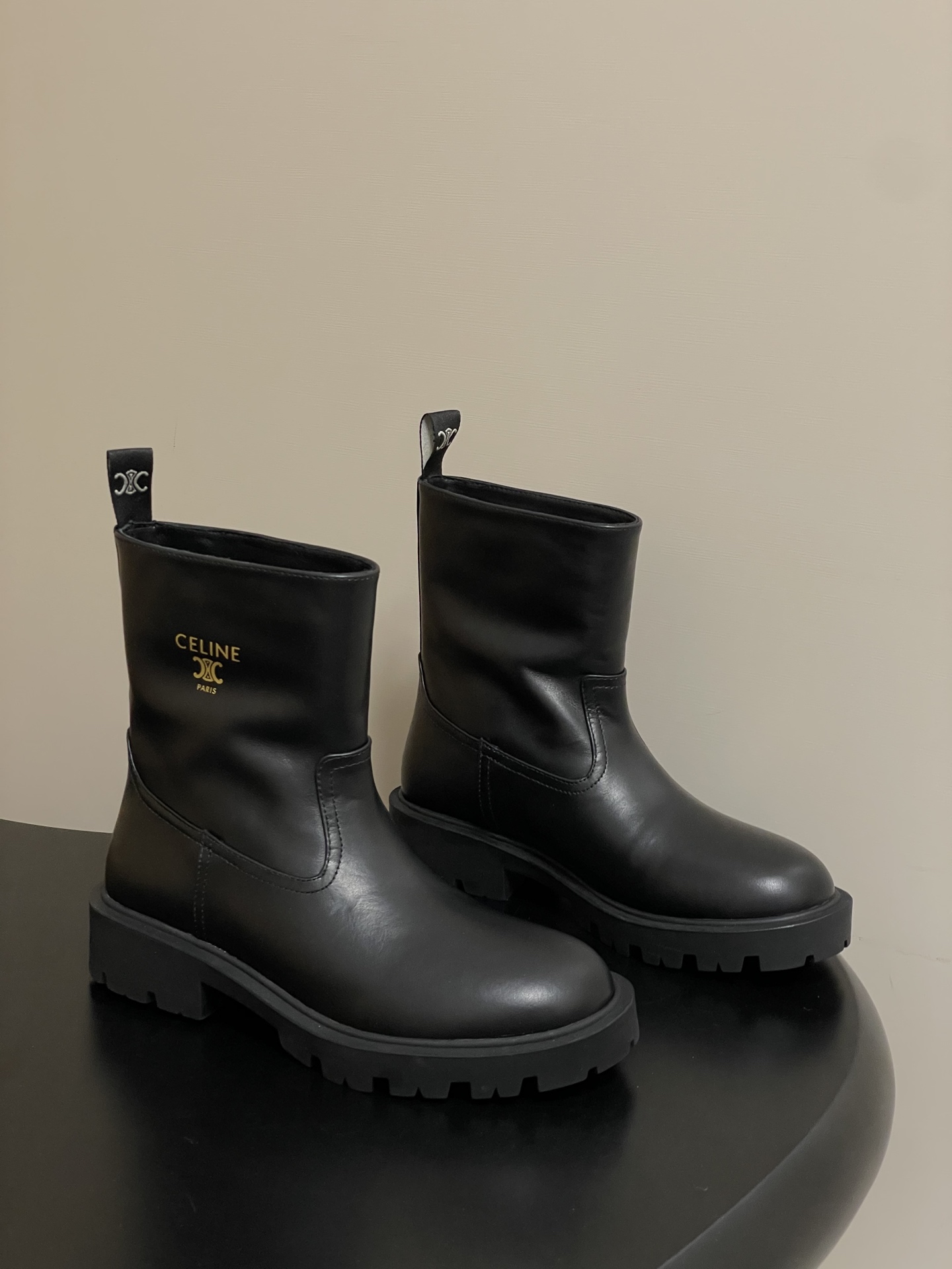 NO:593273,- 2025 new autumn and winter CELINE BUMARGARET high boots/short boots series, Arc de Triomphe Chelsea short boots, straight knight boots, thick-soled high boots. Entering autumn and winter, fashionistas have a must-have boot series in their shoe cabinets. The shoe body is cleverly integrated with the classic Arc de Triomphe elements, and its exquisiteness allows Celine's iconic style to be fully revealed.  Round toe design, retro and versatile. Thick rubber outsole has good grip and has a certain heightening effect. It combines retro British style and modern fashion sense, and can be matched with a variety of styles of clothing. It is a classic and not easy to go out of style in the fashion circle. The upper is cowhide, the lining is sheepskin, the heel height is 3.5cm, and the sole is molded rubber outsole.  Size 35-39 (40.41 custom-made, non-refundable), boots, celine, celine, boots, cowhide, sheepskin19860909- 2025秋冬新款CELINE 赛琳 BUMARGARET高筒靴/短靴系列 凯旋门切尔西短靴直筒骑士靴厚底高靴 踏入秋冬 时尚达人们的鞋柜里必备靴子系列 鞋身巧妙融入经典的凯旋门元素 精致无比让Celine的标志性风格展露无遗 . 圆头设计,复古又百搭.厚底橡胶外底,具有良好的抓地力,同时带有一定增高效果.融合了复古英伦风与现代时尚感,可搭配多种风格的服饰,是时尚圈经典且不易过时的款式. 鞋面牛皮 内里垫脚羊皮 跟高3.5cm 鞋底开模橡胶大底 码数35-39（40.41定做不退换）,靴子,celine,celine,boots,cowhide,sheepskin,Women's Shoes