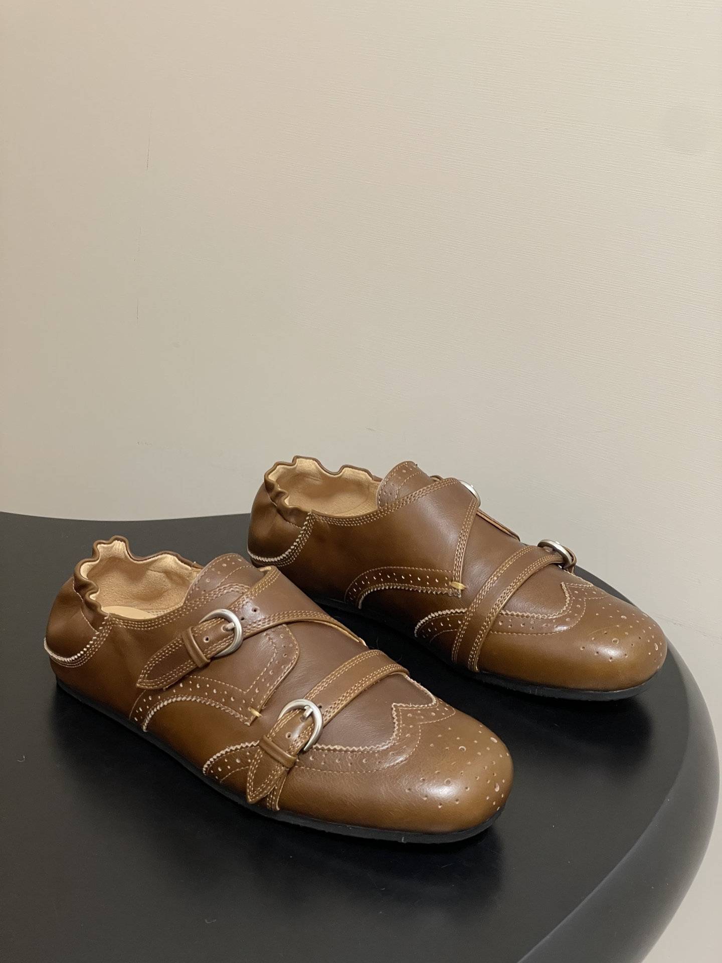 NO:592863,- 25ss early autumn new style COTEMP brogue soft Menk shoes, single shoes that can be worn on the feet, slip-on leather shoes, retro carved and punched loafers. The traditional Meng shoes have a wide horizontal strap decoration and metal buckle on the upper, and are pressed on the tongue, which is easy to put on and take off, comfortable and versatile. COTEMP Ducal Brodé  On the basis of retaining the classical elements and texture of Monk shoes, Monk has comprehensively iterated past seasons' styles, making them softer and lighter. The leather surface has been treated with distressing technology, giving it a more retro temperament. Hand-made pleats are incorporated into the ankles to add exquisite details and can be worn to wrap or step on the feet. This series is available in four colors, showing different styles. Suede/cowhide upper, sheepskin lining, molded rubber outsole  Size 35-39 (40.41 customized, non-refundable), leather shoes, loafers, cowhide, sheepskin, chamois leather19860909- 25ss早秋新款COTEMP 布洛克柔软孟克鞋 可踩脚穿单鞋 一脚蹬皮鞋 复古雕花冲孔乐福鞋 传统的孟克鞋鞋面上有一个宽大的横向带装饰及金属环扣,并压附于鞋舌上,穿脱方便且舒适百搭.COTEMP Ducal Brodé Monk在保留孟克鞋古典元素和质感的基础上,对往季的款式进行全面迭代,更具有柔软轻薄的特质.皮料表面经过做旧工艺处理,更具复古气质.脚踝处融入手工抽褶,增加精致细节感的同时,可包脚或踩脚穿着.该系列共四色可选,展现不同风格. 鞋面麂皮/牛皮 内里垫脚羊皮 鞋底开模橡胶大底 码数35-39（40.41定做不退换）,皮鞋,loafers,cowhide,sheepskin,chamois leather,Women's Shoes