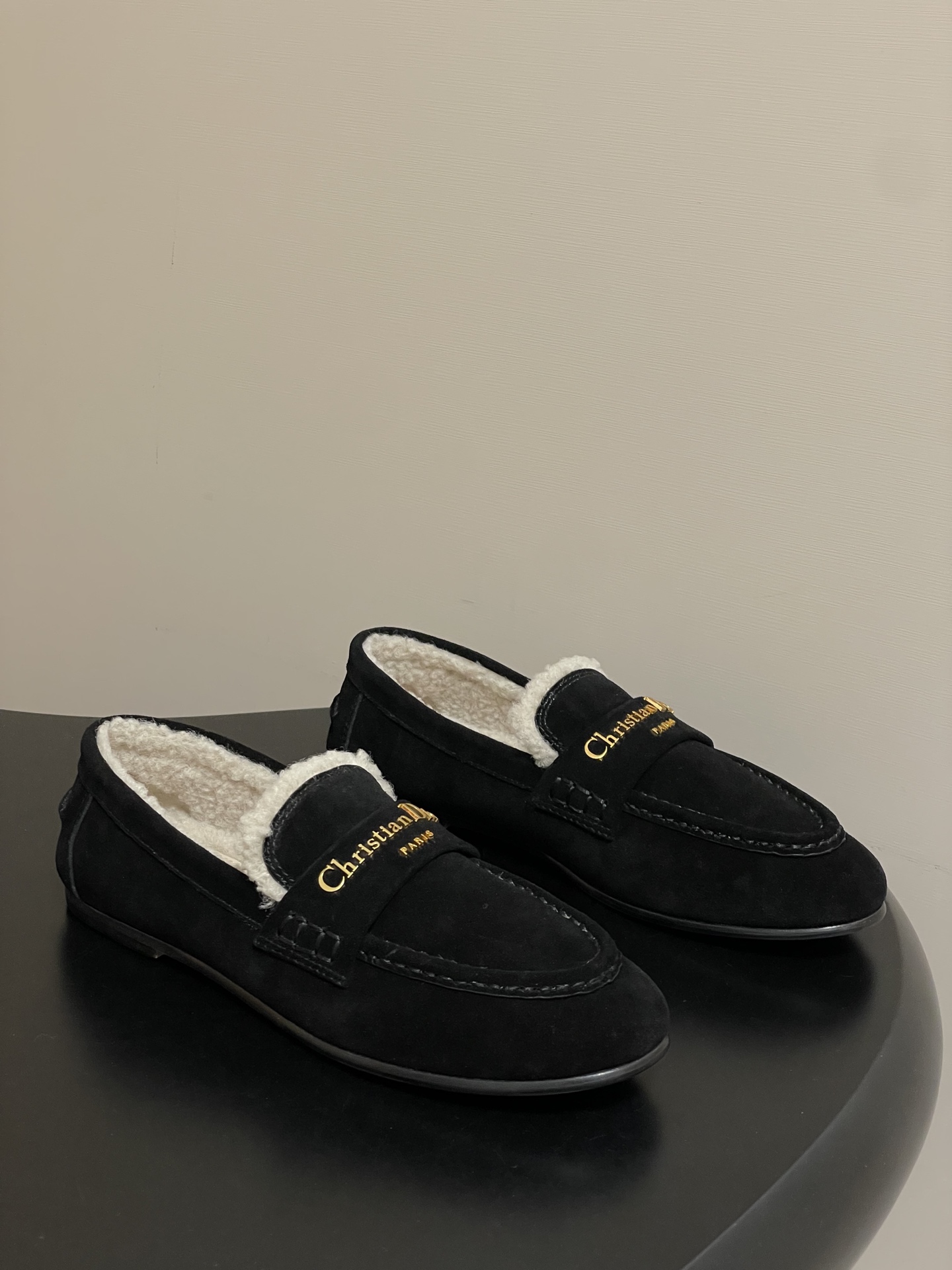 NO:592859,-Top quality 25ss new autumn and winter Dior DiorAlps Dior Boy wool loafers CD letter metal buckle flat suede ballet shoes furry shoes This Dior Boy loafer is a new product from the DiorAlps limited series, reinterpreting the classic design in an elegant style. Beige suede cow leather upper with white sheepskin fur integrated effect lining and almond-shaped toe to enhance the style, the upper is embellished with gold finishing metal Christian Dior  The Paris logo enhances style. It can be matched with various styles this season to make the elegant look more refined. Customized cow suede upper, lamb wool lining, Italian injection molded leather outsole, size 35-39 (40.41 custom-made, non-refundable), loafers, dior, dior, loro piana, loafers, cowhide, sheepskin, chamois leather, Leather soles19860909-顶级品质 25ss秋冬新款Dior 迪奥DiorAlps Dior Boy羊毛乐福鞋CD字母金属扣平底麂皮绒面芭蕾舞鞋毛毛单鞋 这款Dior Boy 乐福鞋是来自DiorAlps限定系列的新品,以高雅风格重新演绎经典设计.绳米色绒面牛皮革鞋面搭配白色羊皮革皮毛一体效果里料和杏仁形鞋头提升格调,鞋面点缀以金色饰面金属 Christian Dior Paris标志提升格调.可与本季的各式造型搭配,令优雅的造型更加精致. 鞋面定制牛反绒 内里垫脚羊羔毛 鞋底意大利注塑真皮大底 码数35-39（40.41定做不退换）,乐福鞋,dior,dior,loro piana,loafers,cowhide,sheepskin,chamois leather,Leather soles,Women's Shoes