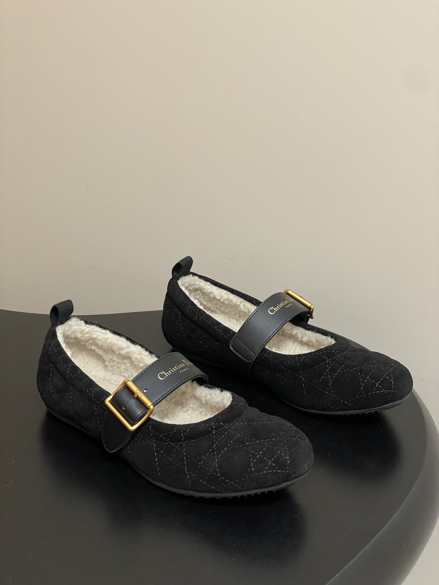 NO:592874,-Top quality 25ss new autumn and winter Dior DiorAlps Dior Frost wool ballet shoes CD letter belt buckle Mary Jane flat cannage suede ballet shoes fur single shoes This Dior Frost ballet shoe is from the DiorAlps limited series, elegant and comfortable. The black suede calfskin upper is decorated with cannage pattern, and the white sheepskin fur integrated lining can create a comfortable wearing experience. Adjustable black calfskin straps are embellished with gold finishes Christian Dior  Paris logo buckle, paired with notched rubber soles for a more refined look. Can be matched with other DiorAlps items. Customized cow suede upper, lambswool lining, molded rubber outsole, size 35-39 (40.41 custom made, non-returnable), fur shoes, dior, dior, loro piana, mary jane, cowhide, sheepskin, chamois leather19860909-顶级品质 25ss秋冬新款Dior 迪奥DiorAlps Dior Frost羊毛芭蕾鞋CD字母皮带扣玛丽珍平底藤格纹麂皮绒面芭蕾舞鞋毛毛单鞋 这款 Dior Frost 芭蕾鞋来自DiorAlps限定系列,优雅舒适.黑色绒面牛皮革鞋面饰以藤格纹图案,白色羊皮革皮毛一体里料可打造舒适的穿着体验.可调节黑色牛皮革饰带点缀以金色饰面 Christian Dior Paris标志搭扣,搭配凹口橡胶鞋底更显精致.可与其他 DiorAlps 单品搭配. 鞋面定制牛反绒 内里垫脚羊羔毛 鞋底开模橡胶大底 码数35-39（40.41定做不退换）,毛毛鞋,dior,dior,loro piana,mary jane,cowhide,sheepskin,chamois leather,Women's Shoes