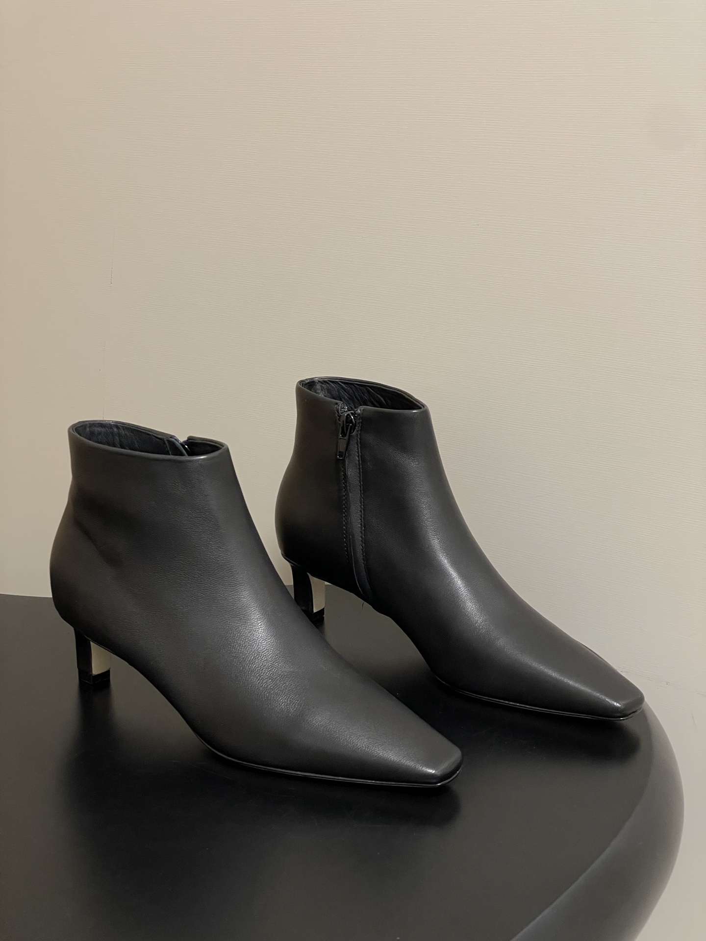 NO:593355,- THE ROW 25 new autumn and winter TR small square toe kitten heel boots side zipper ankle boots suede suede short boots These boots can be called the king of stockouts!  The small square-toe design is minimalist yet full of high-end feel, intellectual and elegant! A short boot that can really be worn on bare feet. It can be said that it can be worn all year round, and it can be matched with all kinds of things ~ You can’t feel its existence on the feet at all. It is like wearing socks. It wraps the feet and is compliant. Especially the fabric is very skin-friendly and the feeling on the feet is simply invincible. I can only say that it is a short boot that you don’t want to take off once you put it on!  The upper is made of mixed sheepskin/sheep suede, the lining is original suede, soft and skin-friendly, the sole is Italian genuine leather, the heel height is 4cm, the size is 35-39 (40.41 is customized and non-returnable), boots, boots, sheepskin, chamois leather, Leather soles, socks19860909- THE ROW 25秋冬新款 TR小方头小猫跟短靴侧拉链及踝靴麂皮绒面小矮靴 这款短靴简直是可以被叫做断货王！小小方头设计极简又高级感十足, 知性优雅!一款真正可以裸脚穿的小短靴,可以说一年四季都能穿,各种万能好搭～ 这款上脚完全感觉不到它的存在,就跟穿袜子似的,又包脚又服帖,特别是面料很亲肤,脚感简直是无敌了.只能说穿上了就不想脱下来的一款短靴！ 鞋面混种羊皮/羊反绒 内里垫脚原版反绒 柔软又亲肤 鞋底意大利真皮大底 跟高4cm 码数35-39(40.41定做不退换),靴子,boots,sheepskin,chamois leather,Leather soles,socks,Women's Shoes