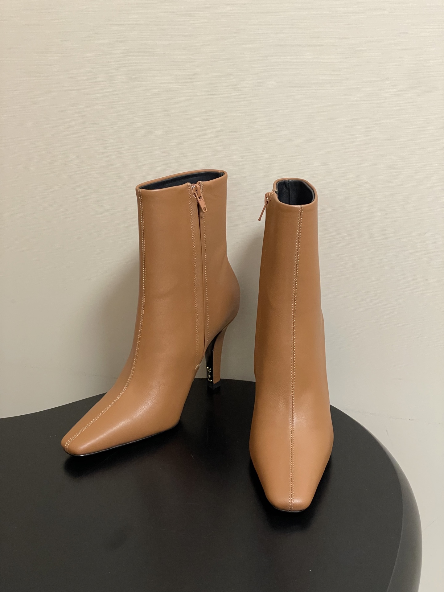 顶级品质 Saint Laurent fw25 new arrival~ YSL圣罗兰秋冬新款侧拉链高跟及踝靴锥形跟短靴 顶级品质 Saint Laurent fw25 new arrival~ YSL圣罗兰秋冬新款侧拉链高跟及踝靴锥形跟短靴