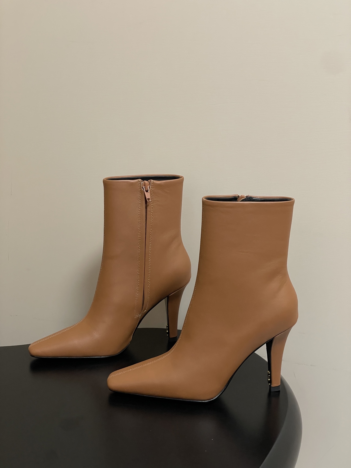 顶级品质 Saint Laurent fw25 new arrival~ YSL圣罗兰秋冬新款侧拉链高跟及踝靴锥形跟短靴 顶级品质 Saint Laurent fw25 new arrival~ YSL圣罗兰秋冬新款侧拉链高跟及踝靴锥形跟短靴