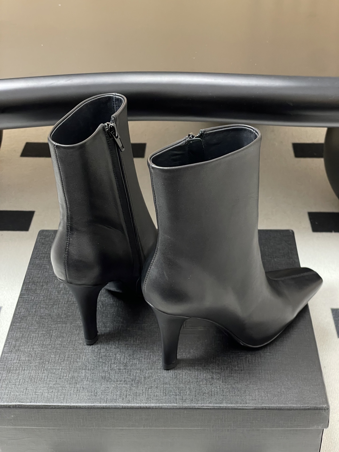 顶级品质 Saint Laurent fw25 new arrival~ YSL圣罗兰秋冬新款侧拉链高跟及踝靴锥形跟短靴 顶级品质 Saint Laurent fw25 new arrival~ YSL圣罗兰秋冬新款侧拉链高跟及踝靴锥形跟短靴