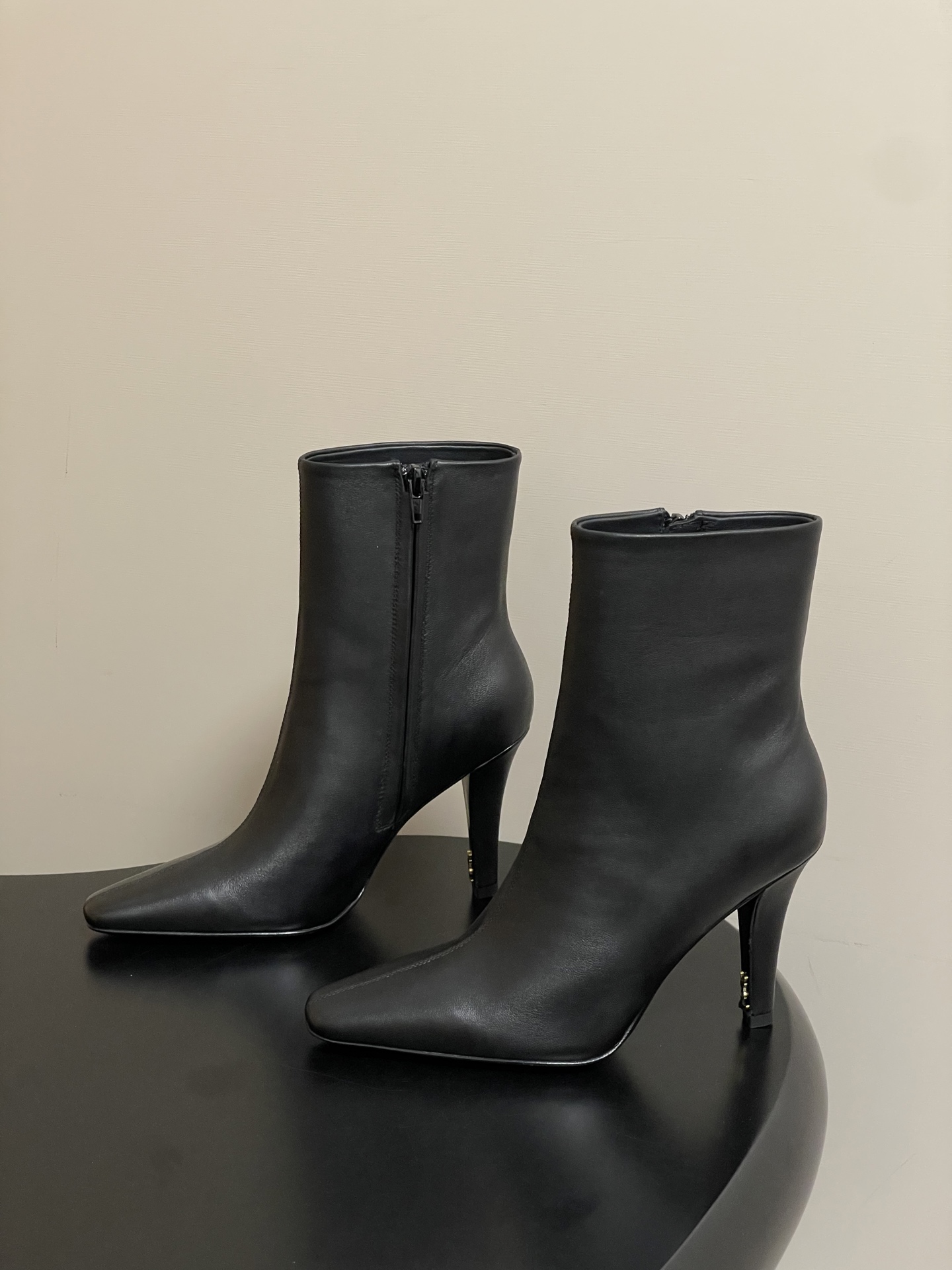 顶级品质 Saint Laurent fw25 new arrival~ YSL圣罗兰秋冬新款侧拉链高跟及踝靴锥形跟短靴 顶级品质 Saint Laurent fw25 new arrival~ YSL圣罗兰秋冬新款侧拉链高跟及踝靴锥形跟短靴
