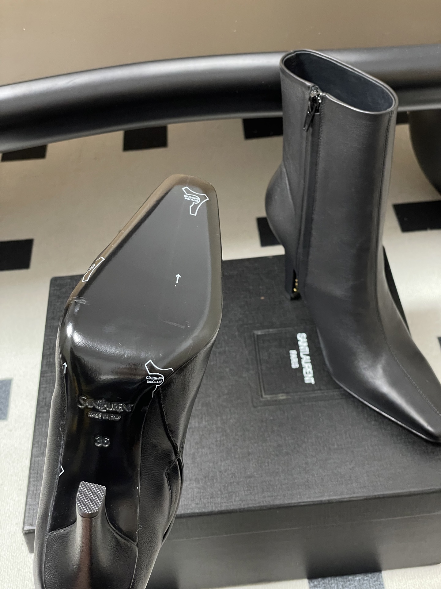 顶级品质 Saint Laurent fw25 new arrival~ YSL圣罗兰秋冬新款侧拉链高跟及踝靴锥形跟短靴 顶级品质 Saint Laurent fw25 new arrival~ YSL圣罗兰秋冬新款侧拉链高跟及踝靴锥形跟短靴