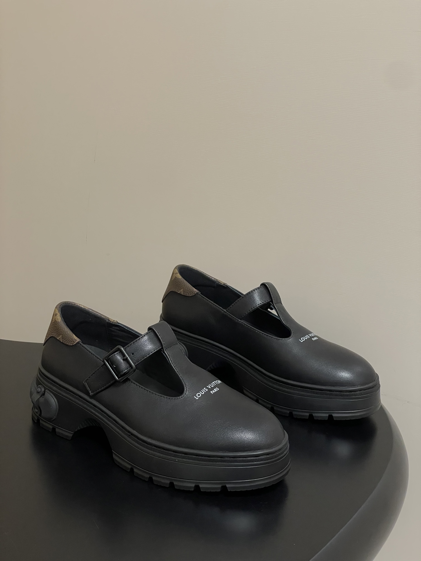 NO:594123,- 25Ss early autumn new Louis vuiteeon LV SQUAD Mary Jane shoes, T-strap small leather shoes, thick-soled loafers. This model of LV Squad Mary Jane shoes is made of smooth cow leather to present a trendy style of hardness and softness. The upper and outsole are decorated with Monogram canvas and Louis Vuitton hard case handle elements respectively. The silhouette can be tightened by the leather-covered buckle. The upper is cowhide and the lining is cowhide.  Original open-molded TPU rubber outsole, heel height 5cm, size 35-39 (40.41 custom-made, non-returnable), boots loafers, louis vuitton, louis vuitton, louis vuitton, loafers, boots, mary jane, cowhide19860909- 25Ss早秋新款Louis vuiteeon LV SQUAD 玛丽珍鞋T字带小皮鞋厚底乐福鞋 本款 LV Squad 玛丽珍鞋选用光滑牛皮革呈现刚柔并济的潮流风姿,为鞋面和外底分别点缀Monogram 帆布和路易威登硬箱手柄元素.可通过皮革包覆的搭扣收束廓形. 鞋面牛皮 内里垫脚牛皮 鞋底原版开模TPU橡胶大底 跟高5cm 码数35-39（40.41定做不退换）,靴子乐福鞋,louis vuitton,louis vuitton,louis vuitton,loafers,boots,mary jane,cowhide,Women's Shoes