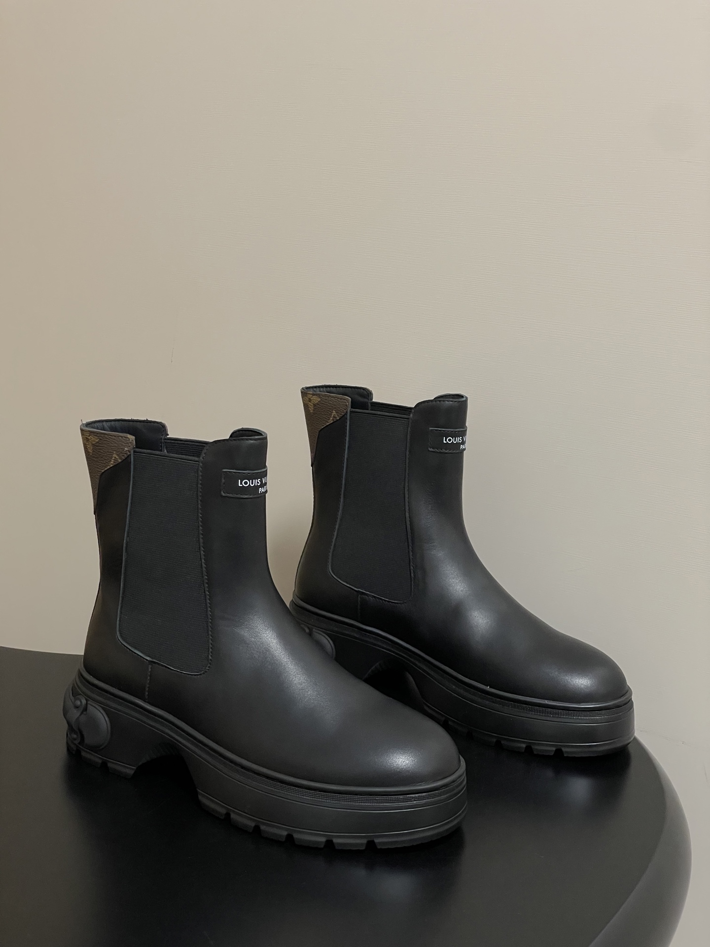 NO:594125,- 25Ss new autumn and winter Louis vuiteeon LV SQUAD Chelsea boots thick-soled elastic elastic band ankle boots This LV Squad Chelsea uses smooth cow leather to present a trendy style that combines strength and softness. The upper and outsole are decorated with Monogram canvas and Louis Vuitton hard box handle elements respectively. The silhouette can be tightened by the leather-covered buckle. The upper is cowhide, the lining is cowhide, and the sole is original open-molded TPU rubber outsole.  Heel height 5cm, size 35-39 (40.41 customized, non-refundable), boots loafers, louis vuitton, louis vuitton, louis vuitton, loafers, boots, cowhide19860909- 25Ss秋冬新款Louis vuiteeon LV SQUAD切尔西短靴厚底弹力松紧带及踝靴 本款 LV Squad 切尔西选用光滑牛皮革呈现刚柔并济的潮流风姿,为鞋面和外底分别点缀Monogram 帆布和路易威登硬箱手柄元素.可通过皮革包覆的搭扣收束廓形. 鞋面牛皮 内里垫脚牛皮 鞋底原版开模TPU橡胶大底 跟高5cm 码数35-39（40.41定做不退换）,靴子乐福鞋,louis vuitton,louis vuitton,louis vuitton,loafers,boots,cowhide,Women's Shoes