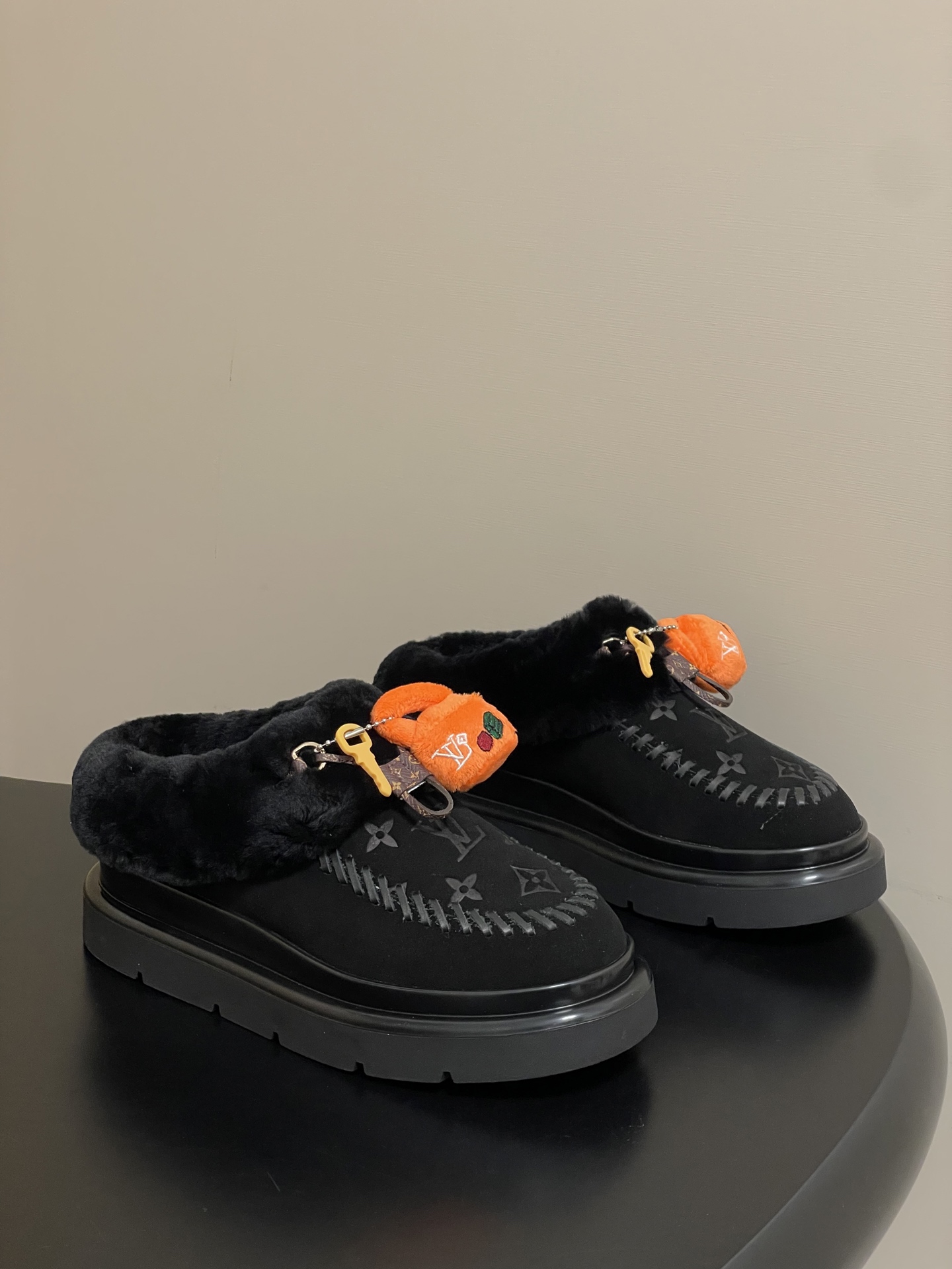 NO:594119,- 25Ss new autumn and winter Louis vuiteeon LV letter embossed key bag, thick-soled snow boots/furry single shoes, cute wool half-slip single shoes, snow boots Birkenstock shoes, integrating fashionable and desirable elements!  The uppers are hand-sewn with leather strips, highlighting the charm of handmade work. The inner lining is made of fur, so it doesn’t feel too comfortable to wear. Wear it with socks and it looks great!  Colorado suede cow leather has a velvet texture and is paired with a soft and warm shearling lining. The LV letter stitching on the upper and the inscribed buckle on the adjustable shoelaces enrich the brand details. The lightweight micro outsole completes the trendy style. The sole is made of foam material and feels light and comfortable on the feet!  Perfect work for autumn and winter!  The upper is high-mercerized cow suede, the lining is wool, the sole is original open-molded TPU rubber outsole, the heel height is 5cm, the size is 35-39 (40.41 is custom-made and non-returnable), snow boots, louis vuitton, louis vuitton, boots, cowhide, socks19860909- 25Ss秋冬新款Louis vuiteeon LV 字母压花钥匙包包厚底雪地靴/毛毛单鞋 可爱羊毛半拖单鞋雪地靴勃肯鞋 把时髦想要的元素融为一体！ 鞋面用皮条纯手工缝制,彰显手工作品的魅力 内里皮毛一体材质,穿起来不要太舒服呀、配个袜子穿、好看死了！ Colorado 绒面牛皮革呈现丝绒质感,搭配柔暖羊毛皮内衬.鞋面的LV字母缝线和可调节鞋带的铭纹搭扣共同丰富品牌细节,轻盈微型外底完善潮流格调. 鞋底发泡材质的,脚感轻盈舒适！ 秋冬满分 作品！ 鞋面高丝光牛反绒 内里垫脚羊毛 鞋底原版开模TPU橡胶大底 跟高5cm 码数35-39（40.41定做不退换）,雪地靴,louis vuitton,louis vuitton,boots,cowhide,socks,Women's Shoes