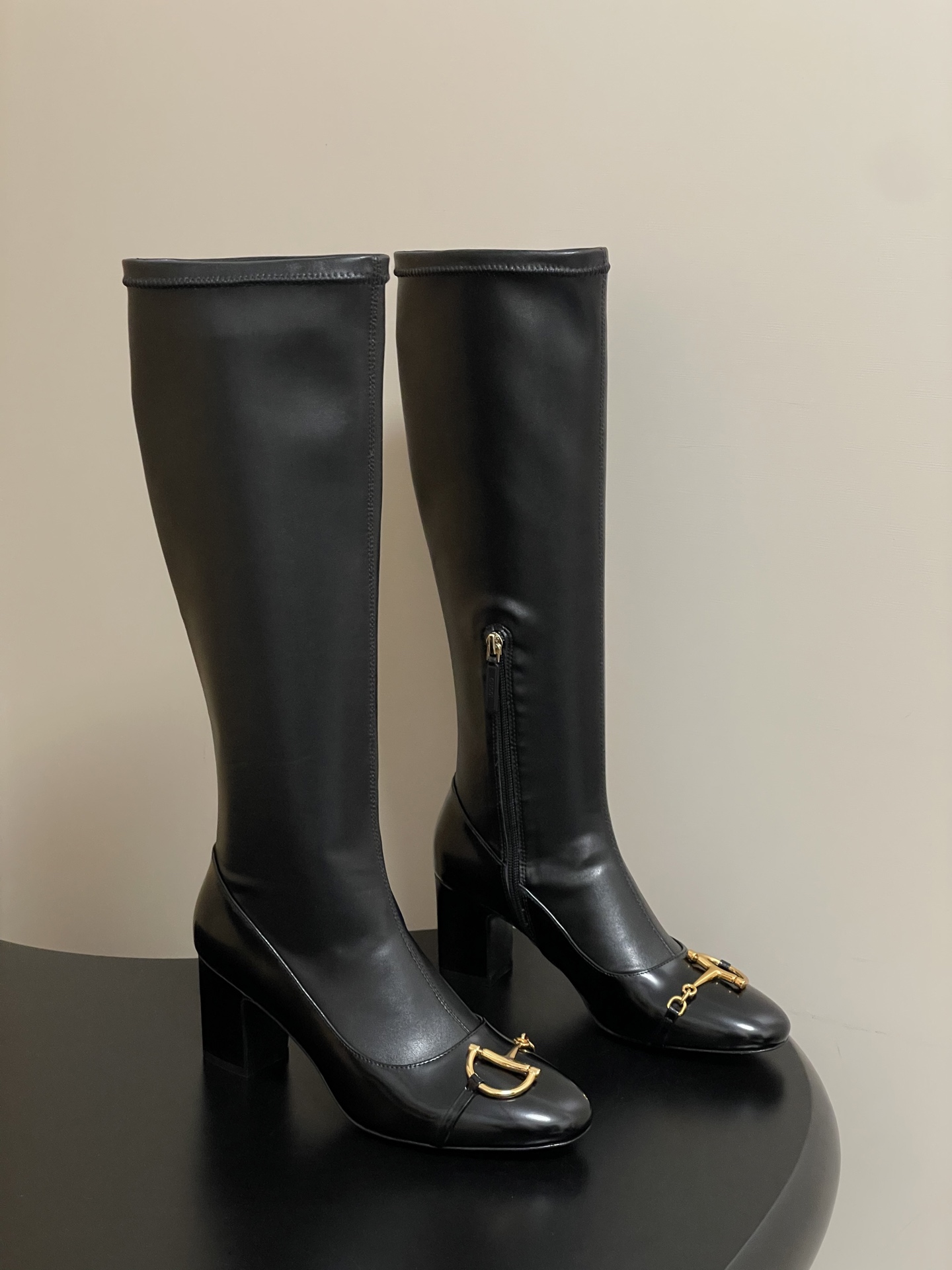 NO:594450,- 25Ss new autumn and winter Gucci Gucci big D half horsebit high-heeled elastic mid-boots suede elastic boots side zipper elastic boots These stretch boots are crafted from imported mercerized velvet elastic leather and reinterpret the classic gallery shape with the brand's iconic elements. The gold-toned half-horsebit details add elegance and pay homage to the brand's equestrian heritage through contemporary vision. Original molded metal hardware buckle Customized delicate sheepskin leather on the upper  The lining is made of stretch lycra/sheepskin, the sole is Italian genuine leather, the heel height is 6.5cm, and the size is 35-39 (40.41.42 is custom-made and non-returnable). It comes with the latest Ancora red packaging from the counter, boots, gucci, gucci, boots, sheepskin, sheep, chamois leather, Leather soles.19860909- 25Ss秋冬新款Gucci古驰大D半马衔扣高跟弹力中靴麂皮绒面弹力靴侧拉链弹力长靴 这款弹力靴采用进口丝光绒弹力皮匠心打造,以品牌标志性元素焕新诠释经典廊形.金色调半马衔扣细节增添雅致风范,透过当代视觉致敬品牌马术传承 原版开模金属五金扣 鞋面定制细腻羊猄皮 内里垫脚弹力莱卡/羊皮 鞋底意大利真皮大底 跟高6.5cm 码数35-39（40.41.42定做不退换） 配专柜最新安可拉红色包装,靴子,gucci,gucci,boots,sheepskin,sheep,chamois leather,Leather soles,Women's Shoes
