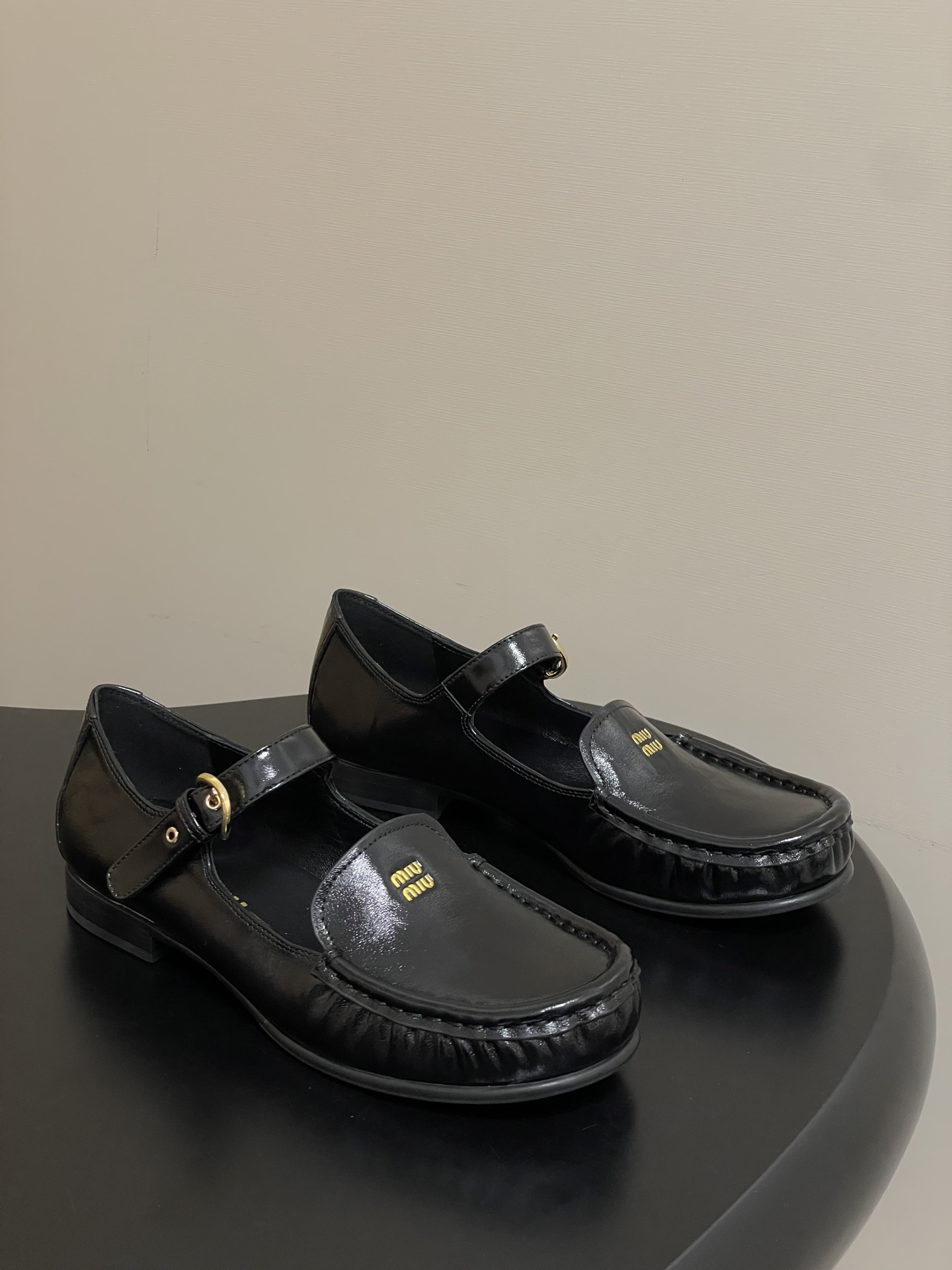 NO:594454,- 25ss autumn and winter catwalk new model Miu Miu Miu Miu retro college style Mary Jane shoes round toe loafers old money style flat shoes combine the buckle design of Mary Jane and the lazy feeling of loafers, with a retro college style, and a light luxury sweet and cool tone. The upper is made of glossy leather, with a high-grade luster; Miu is found on the body and inside of the shoe.  Miu logo, details highlight the brand recognition; the buckle is made of metal, and the leather collides with a sense of sophistication. The flat shoe shape is comfortable and not tiring; the shoe shape is loose and tolerant, suitable for most foot types; easy to put on and take off, suitable for daily commuting or leisure. It can be matched with college-style uniforms, retro dresses, jeans, and is suitable for various styles such as sweet and cool, light and mature, casual, etc. The upper is cow wax leather, the inner lining is sheepskin, and the sole is original molded rubber outsole  Size 35-39 (40 is custom-made and non-refundable), mary jane, miumiu, loafers, mary jane, flats, skirts, jeans, sheepskin19860909- 25ss秋冬走秀新款Miu Miu 缪缪 复古学院风玛丽珍鞋圆头乐福鞋 老钱风平底单鞋 结合了玛丽珍的搭扣设计和乐福鞋的慵懒感,自带复古学院风,又有轻奢甜酷调性.鞋面是亮面皮革,光泽感高级；鞋身和鞋内都有Miu Miu标识,细节处凸显品牌辨识度；搭扣是金属质感,和皮质碰撞出精致感. 平底鞋型,脚感舒适不累脚；鞋型宽松包容,适配多数脚型；穿脱方便,日常通勤或休闲都适配.能搭学院风制服、复古连衣裙、牛仔裤,适配甜酷、轻熟、休闲等多种风格. 鞋面牛蜡皮 内里垫脚羊皮 鞋底原版开模橡胶大底 码数35-39（40定做不退换）,玛丽珍,miumiu,loafers,mary jane,flats,skirts,jeans,sheepskin,Women's Shoes