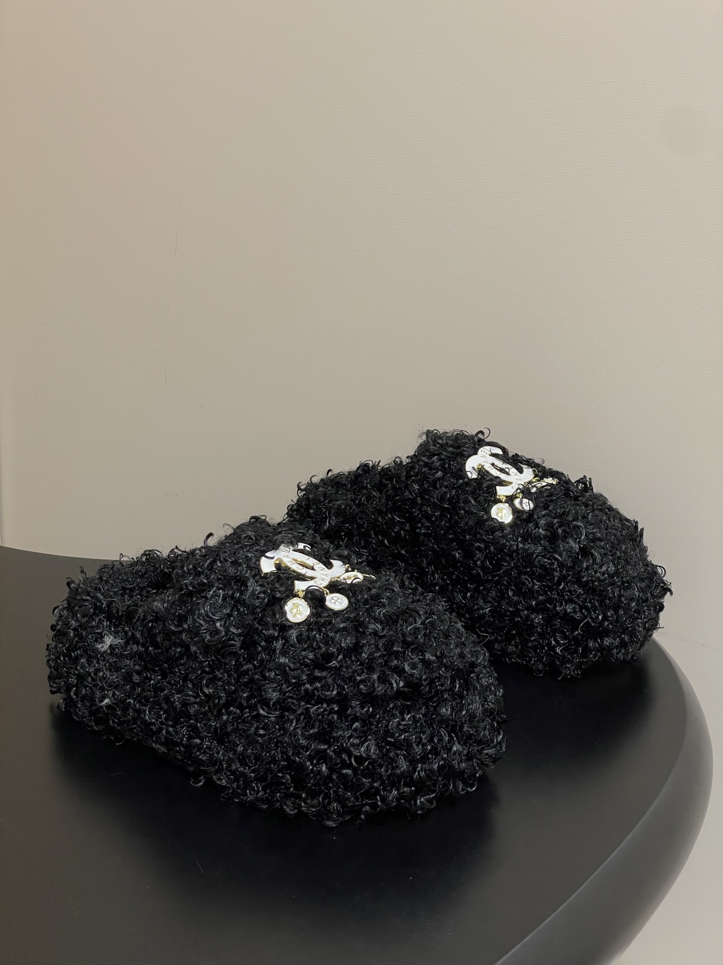 NO:594444,- 25Ss autumn and winter new style Chanel Xiaoxiang Double C buckle wool slippers thick-soled fur shoes Muller fur slippers Teddy fur shoes Baotou style upper double C adopts electric embroidery technology, the whole shoe is furry and comfortable, and the feeling on the feet is even more addictive!  It’s just a pair in winter. Wool upper, wool lining, genuine leather outsole, size 35-39 (40.41 custom-made, non-refundable), semi-furry shoes, chanel, slippers, Leather soles19860909- 25Ss秋冬新款 Chanel 小香 双C扣羊毛拖鞋厚底毛毛鞋穆勒毛拖鞋泰迪毛毛鞋 包头款鞋面大双C 采用电绣工艺,整个鞋子毛茸茸的很舒服,上脚感更是要沦陷了超级爱！简直就是冬天里的一把. 鞋面羊毛 内里垫脚羊毛 鞋底真皮大底 码数35-39（40.41定做不退换）,半拖毛毛鞋,chanel,slippers,Leather soles,Women's Shoes