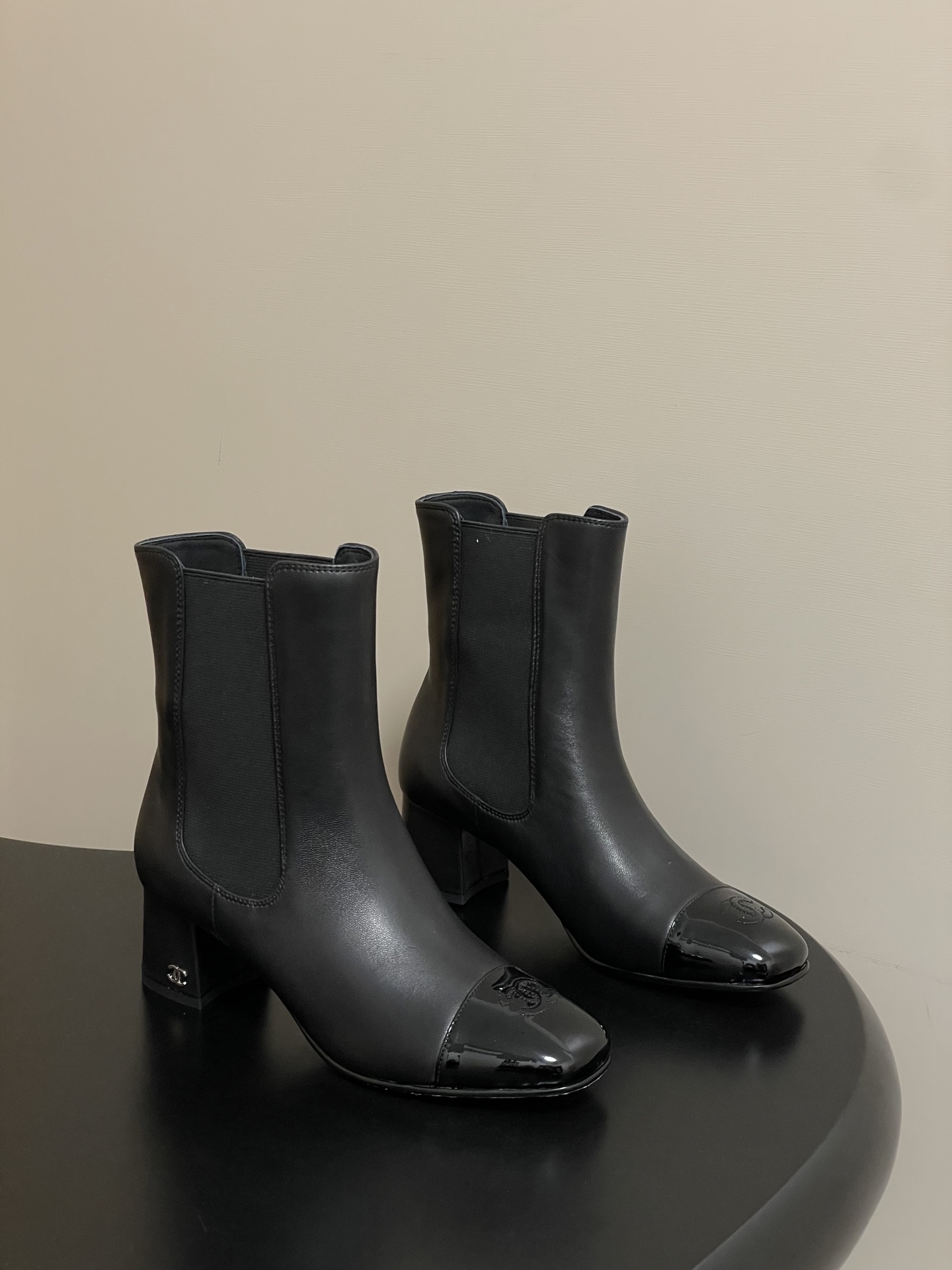 NO:594440,- Chanel Xiaoxiang's classic square-toe stretch elastic band Chelsea short boots with thick heel and ankle boots. Juejuezi series catwalk model, the continuation of Xiangjia's simple temperament and high luxury style. The side zipper design is easy to put on and take off!  The elastic leather fabric is very soft, has strong wrapping properties, and is comfortable to wear. The upper legs are super long!  Sheepskin upper, sheepskin lining, Italian genuine leather outsole, heel height 5cm, size 35-39 (34.40.41.42 custom made, non-returnable), boots, chanel, chanel, boots, sheepskin, Leather soles19860909- Chanel 小香经典方头弹力松紧带切尔西短靴粗跟及踝靴 绝绝子系列走秀款,香家简约气质高奢风延续.侧拉链设计易穿·易脱！弹力皮面料非常柔软,包裹性强,穿着大气舒适.上脚超级显腿长！ 鞋面羊皮 内里垫脚羊皮 鞋底意大利真皮大底 跟高5cm 码数35-39（34.40.41.42定做不退换）,靴子,chanel,chanel,boots,sheepskin,Leather soles,Women's Shoes